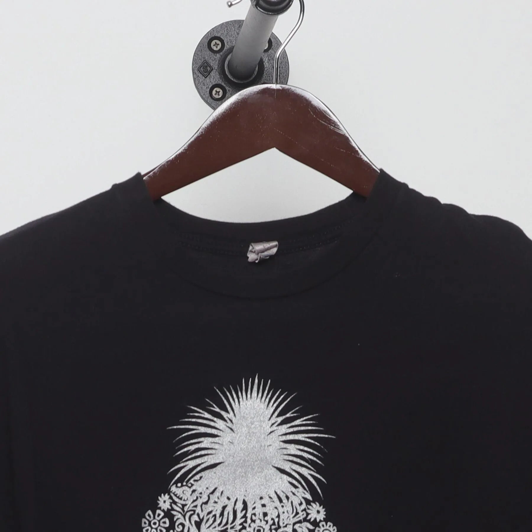 Close-up of the collar and tag on the Vintage Y2K 1800 Coconut Tequila "Tequila Skull" T-Shirt - S