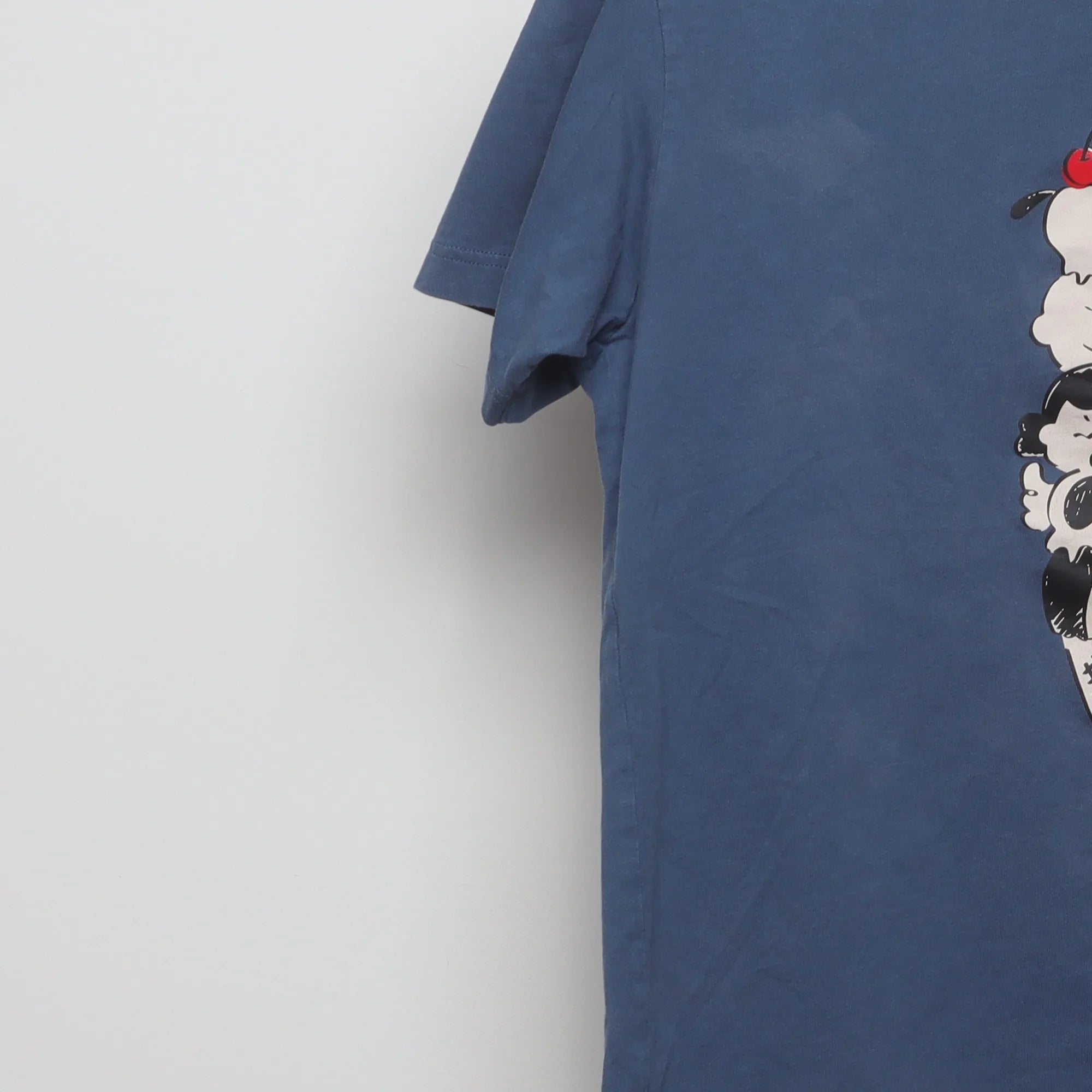 Close-up of the sleeve on the 2010s Uniqlo Peanuts Ice Cream Graphic Tee S