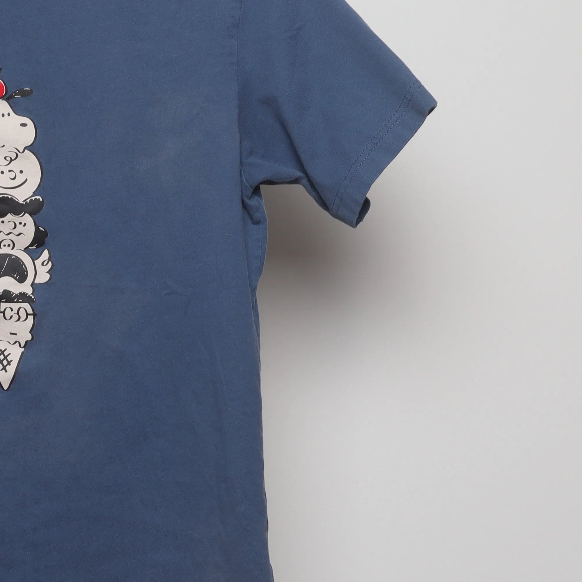 Close-up of the sleeve on the 2010s Uniqlo Peanuts Ice Cream Graphic Tee S