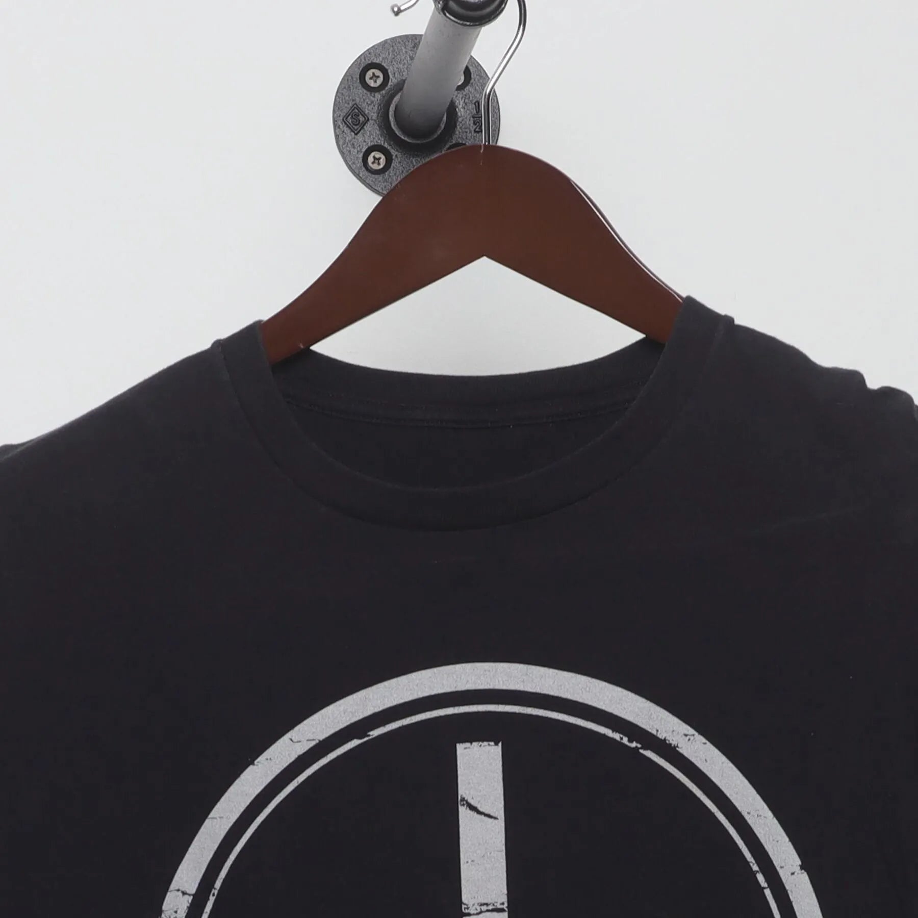 Collar and tag of Vintage "Stay Grounded" Electrical Symbol Graphic T-Shirt
