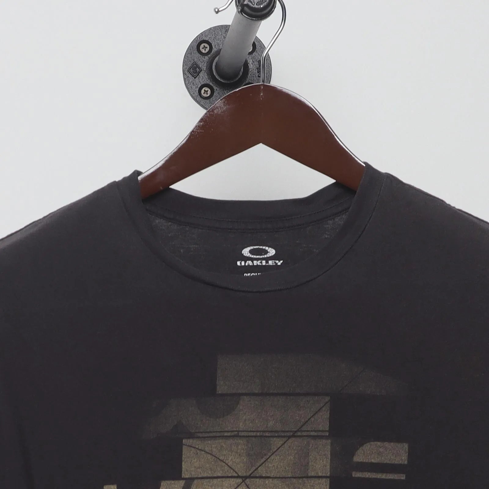 Collar and tag of Vintage Modern Oakley "Stacked Logo Graphic" T-Shirt - M