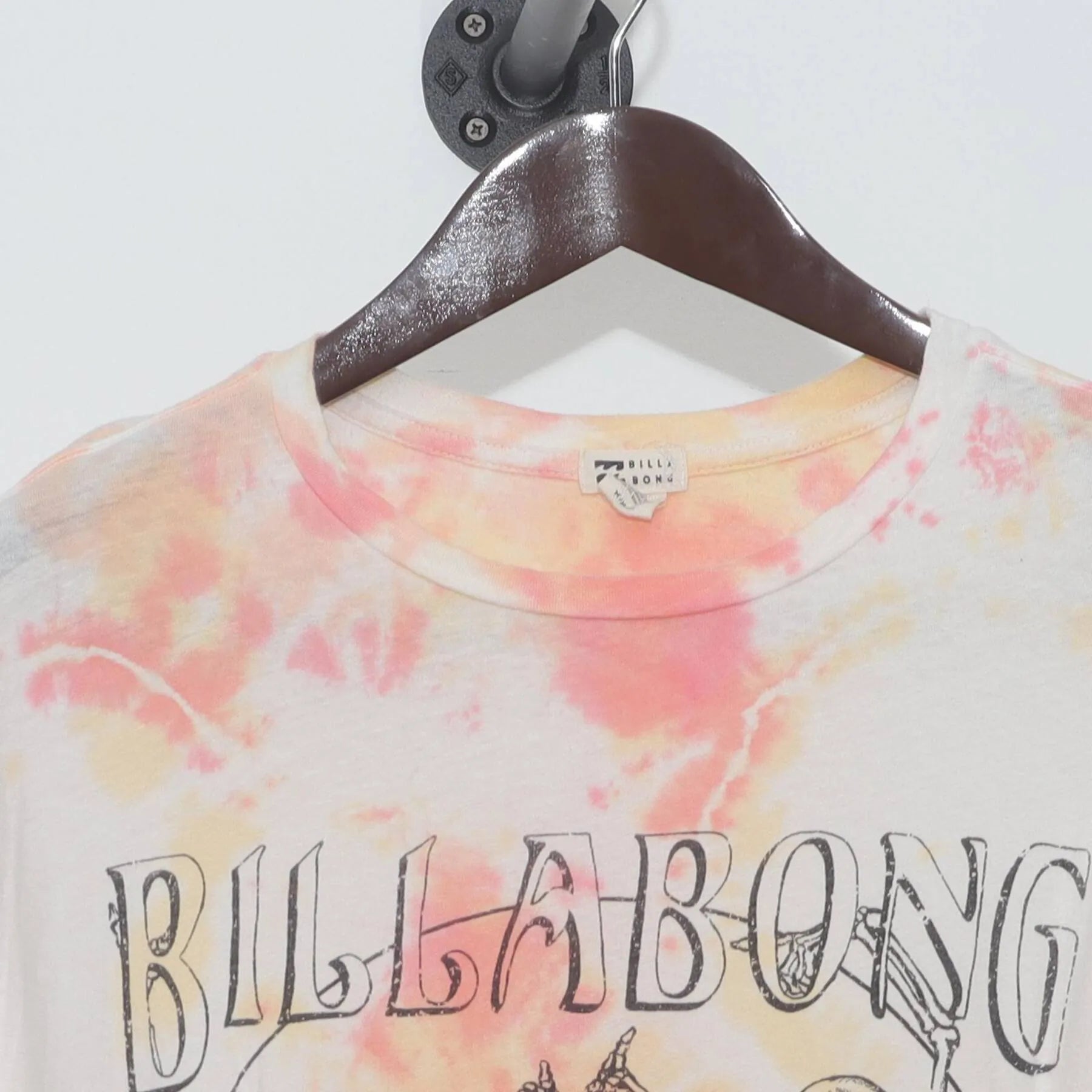 Close-up of the collar and tag on the Vintage Y2K Billabong "Dancing Skeletons" T-Shirt - L