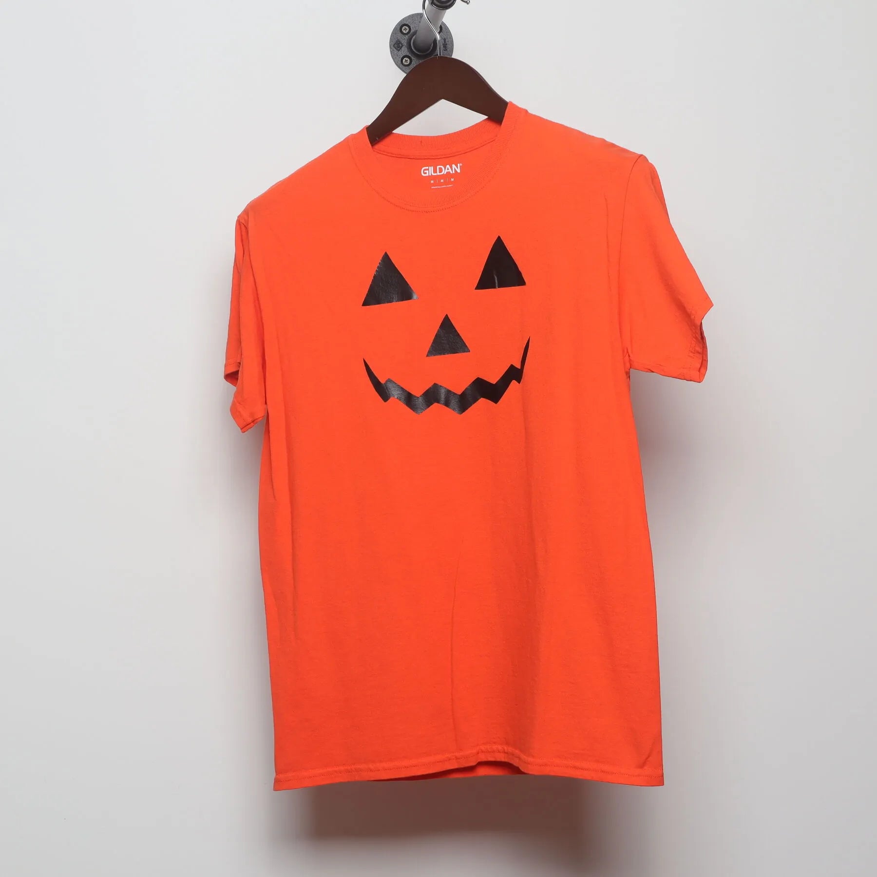 Front view of Vintage Y2K Halloween "Jack-O'-Lantern Face" T-Shirt - S
