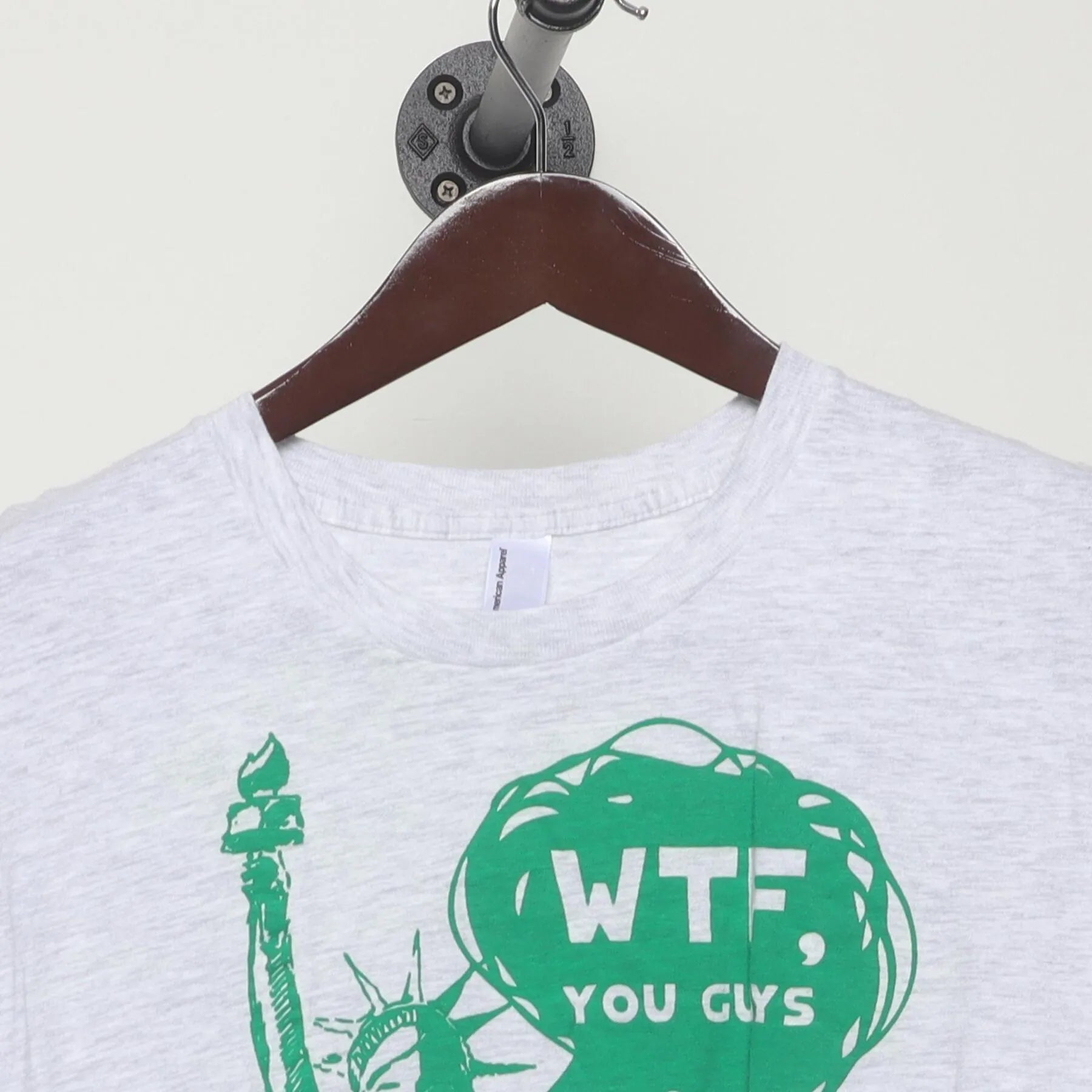 Close-up of the collar and tag on the Vintage Y2K Statue of Liberty "WTF, You Guys" T-Shirt - L