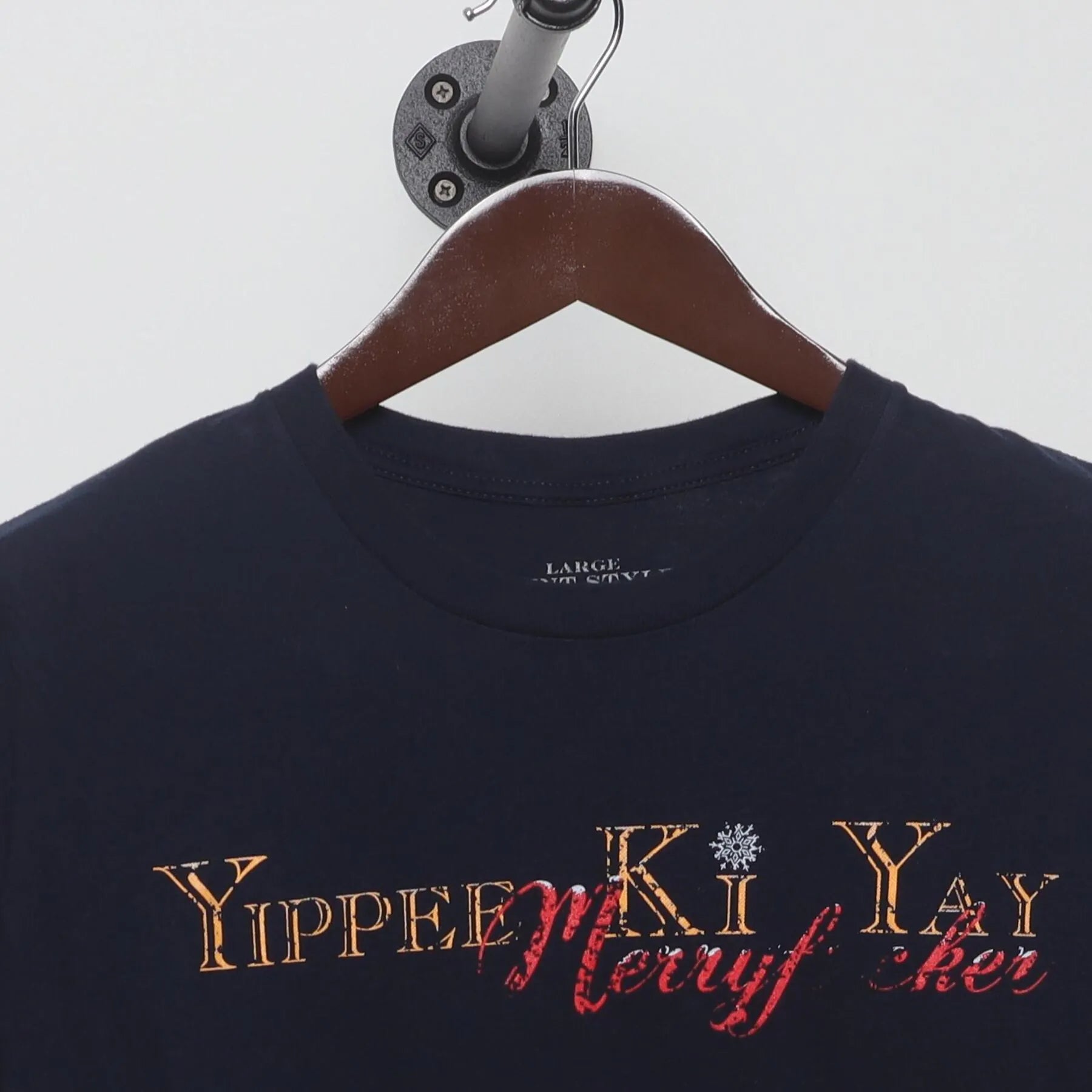 Close-up of the collar and tag on the Vintage Y2K Die Hard "Yippee Ki Yay Merry F**ker" T-Shirt - M