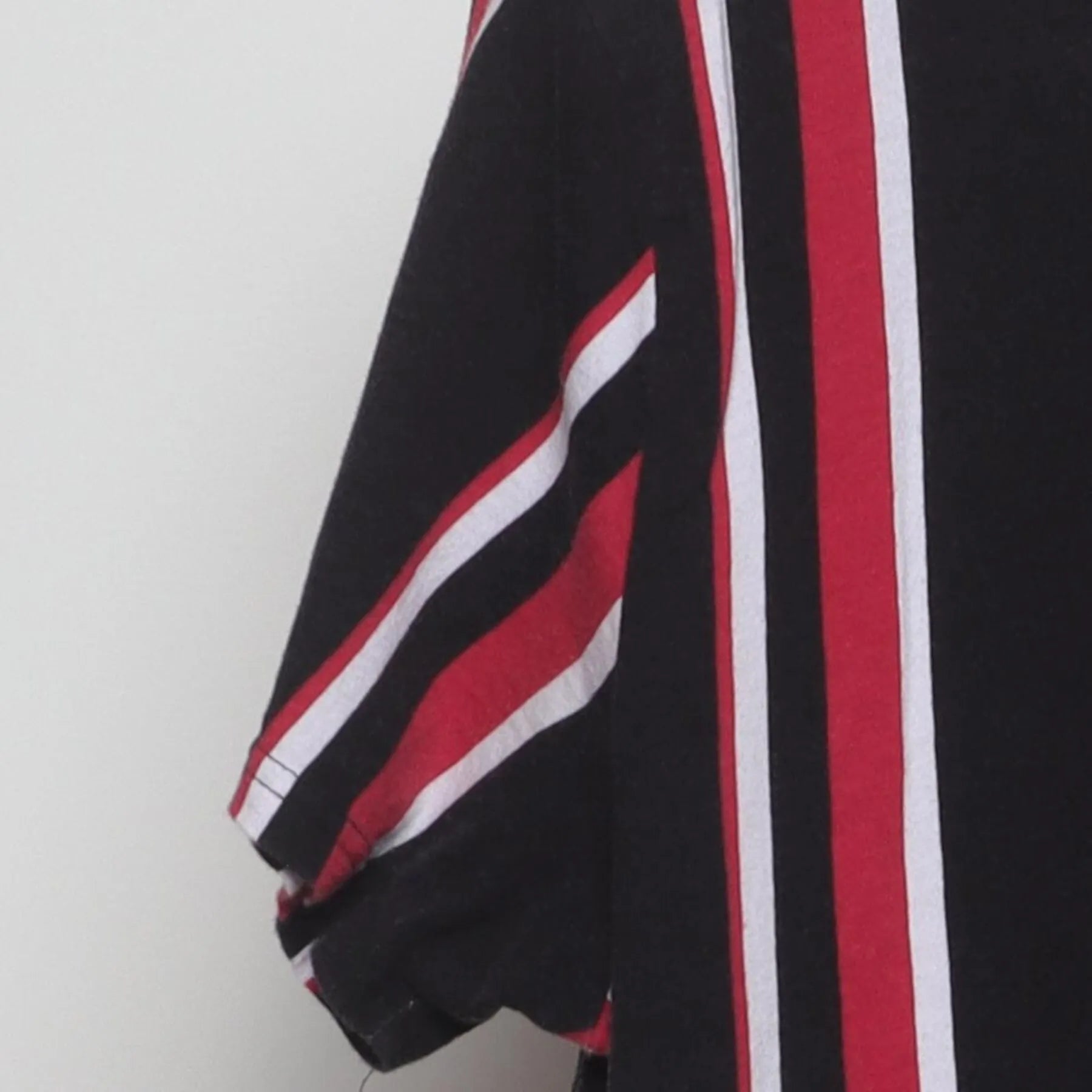 Close-up of the Left sleeve on the Vintage Y2K Hollister "Vertical Stripe Logo" T-Shirt - M