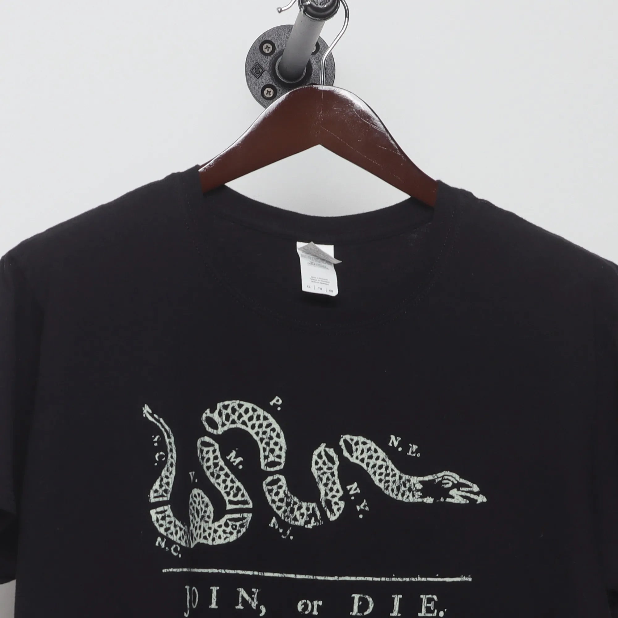 Close-up of the collar and tag on the Modern Join or Die Ben Franklin T-Shirt L