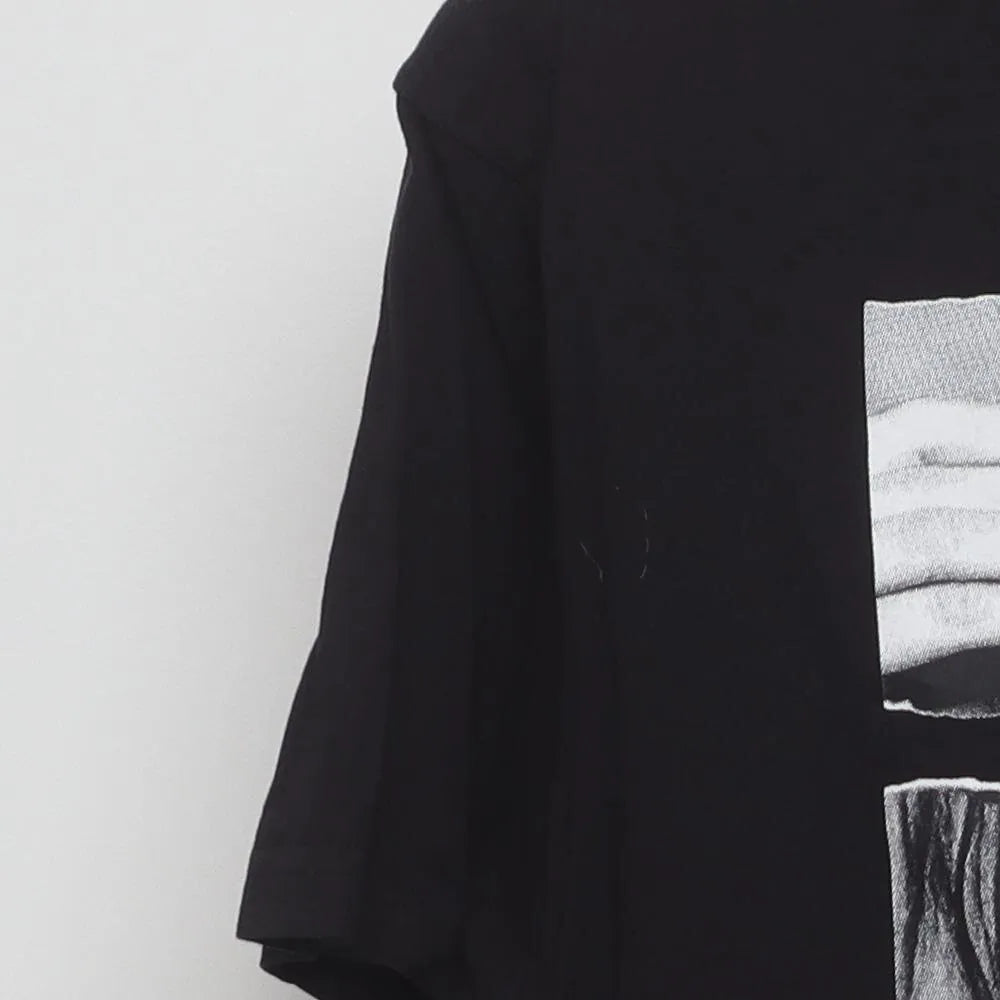 Close-up of the sleeve on the Modern Las Vegas "Rolling Lips" T-Shirt - L