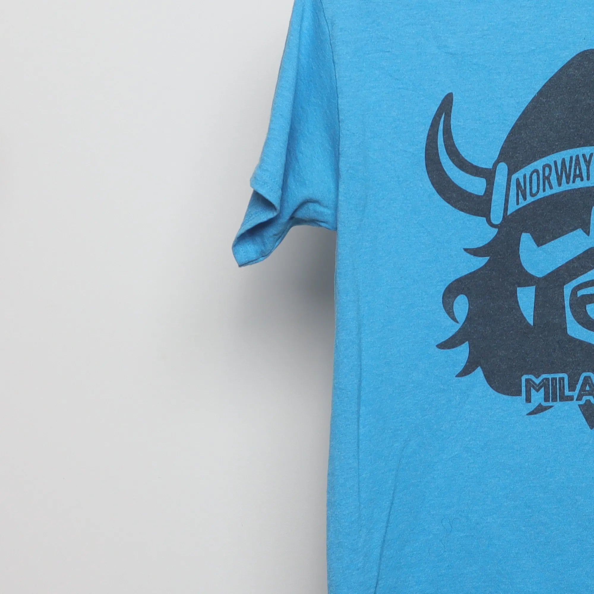 Close-up of the sleeve on the Modern Norway USA Viking Graphic Souvenir T-Shirt M