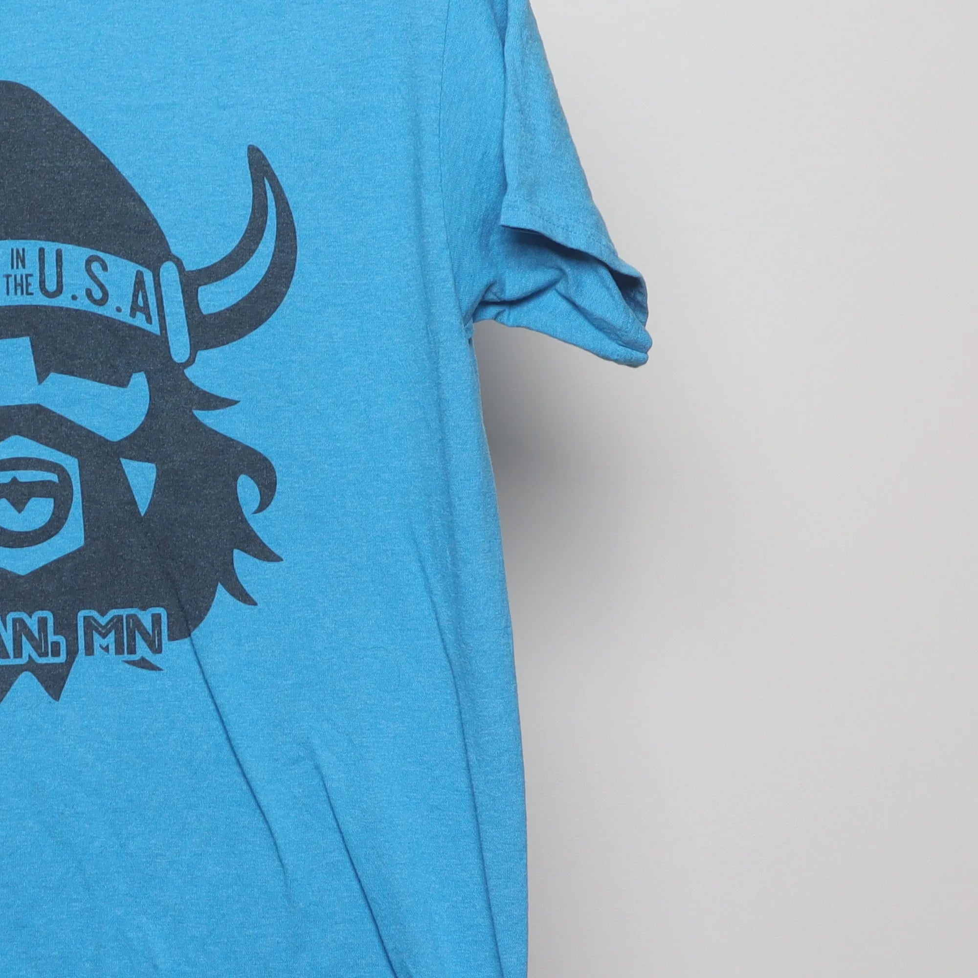 Close-up of the sleeve on the Modern Norway USA Viking Graphic Souvenir T-Shirt M