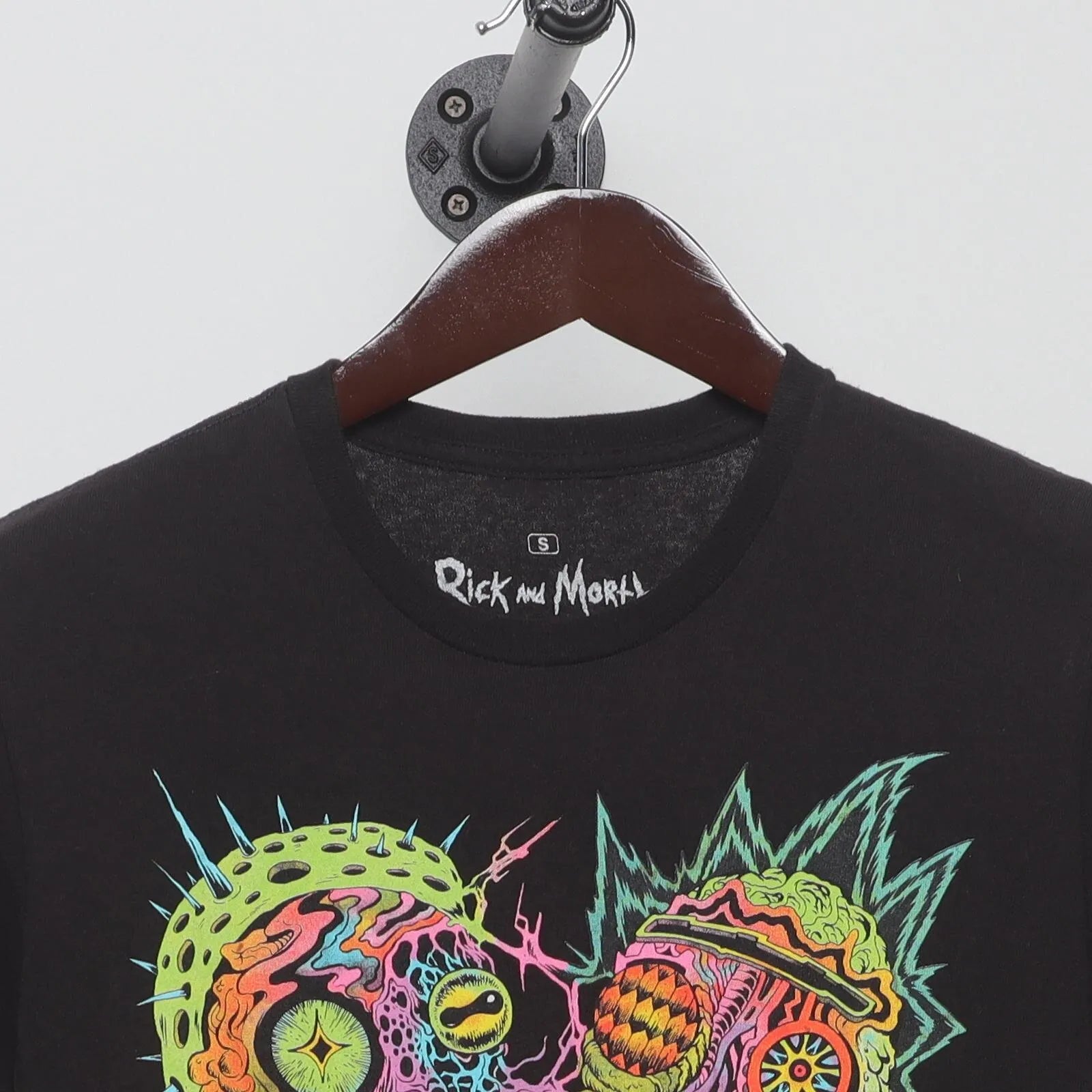Close-up of the collar and tag on the Modern Rick and Morty "Psychedelic Zombie Heads" T-Shirt - XS