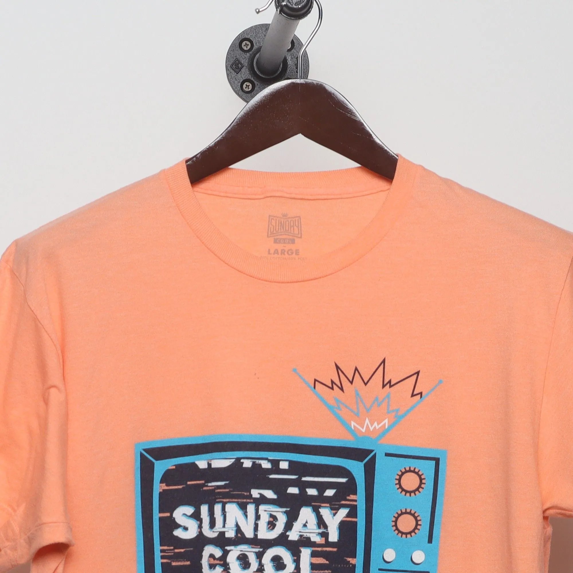 Close-up of the collar and tag on the Modern Sunday Cool Retro TV Florida T-Shirt M