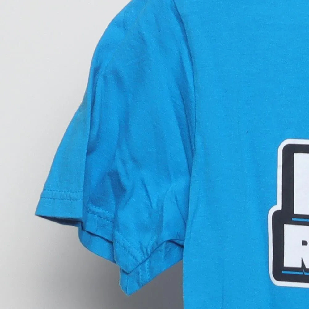 Close-up of the single stitch sleeve on the Modern Topps "Hobby Rip Night" T-Shirt - S