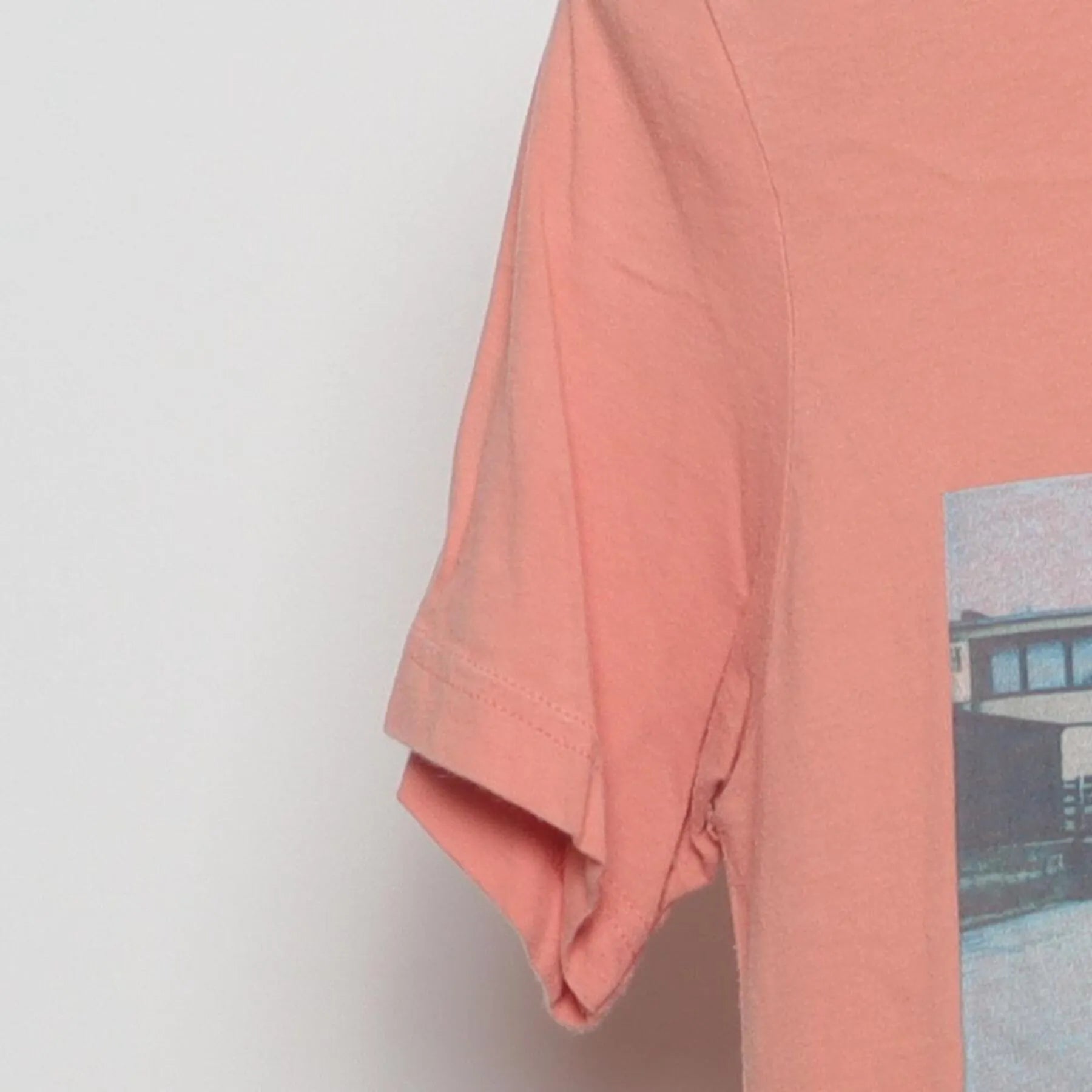 Close-up of the Left sleeve on the Vintage Y2K Needtobreathe "Band Photo with Vintage Car" T-Shirt - XS