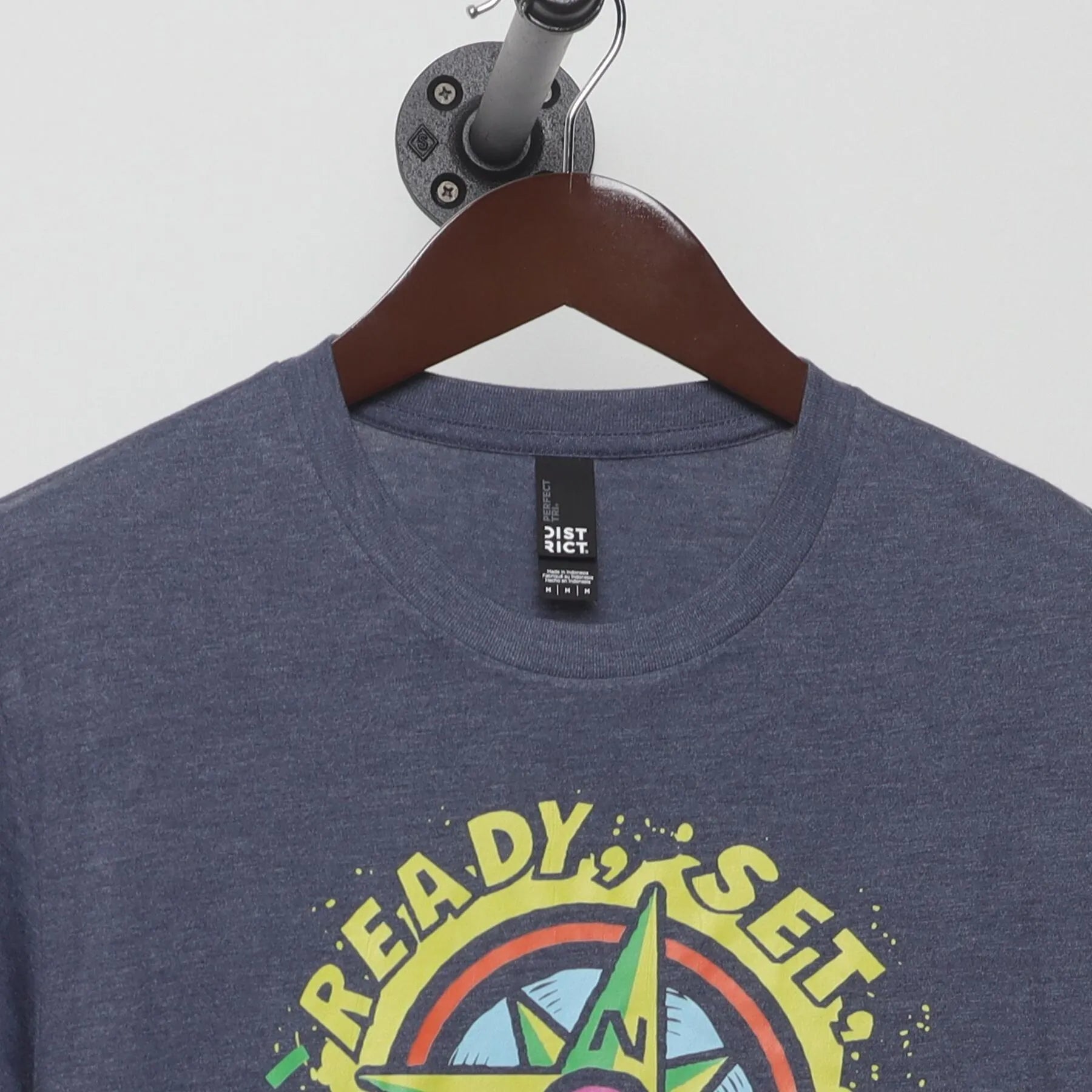 Close-up of the collar and tag on the Vintage 2010s Kids Event "Ready, Set, Move!" T-Shirt - M