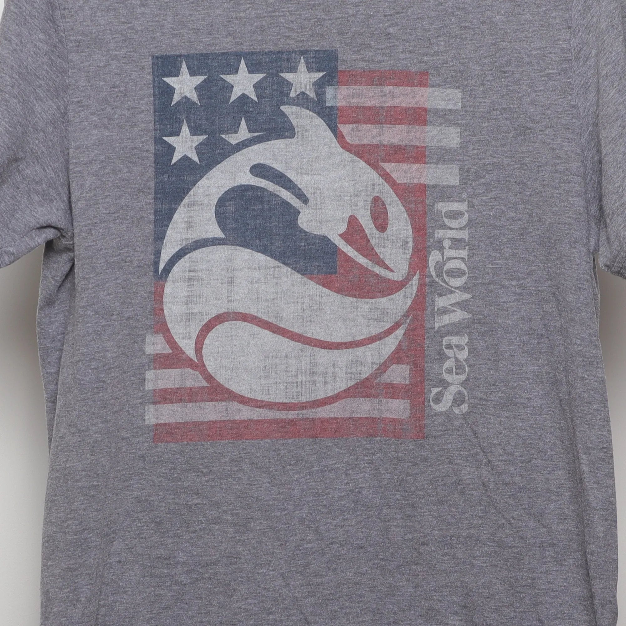 Close-up of the main graphic on the Retro Sea World American Flag Graphic Tee M