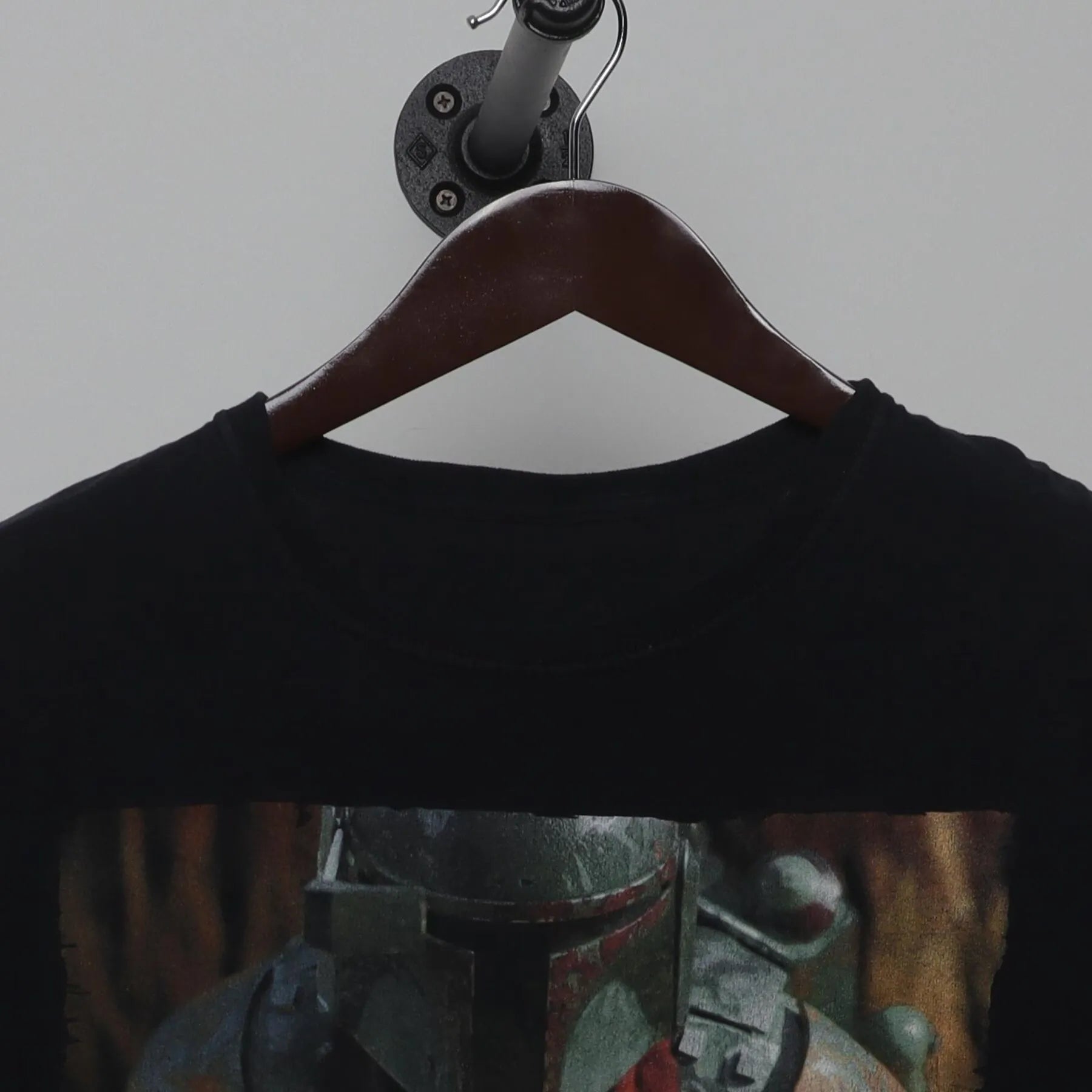 Close-up of the collar and tag on the Vintage Y2K Star Wars "Boba Fett" T-Shirt - M