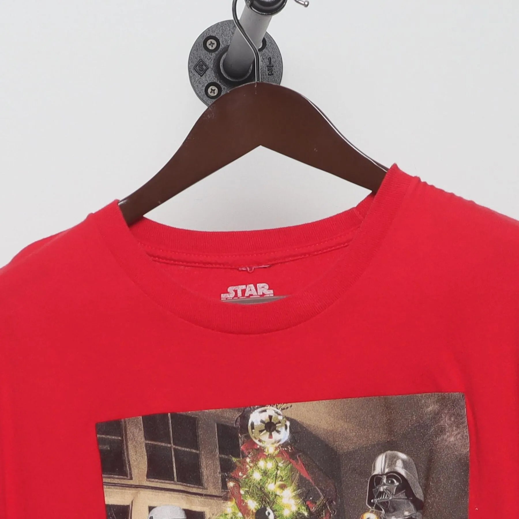 Close-up of the collar and tag on the Vintage Y2K Star Wars "Darth Vader Christmas Tree" T-Shirt - L