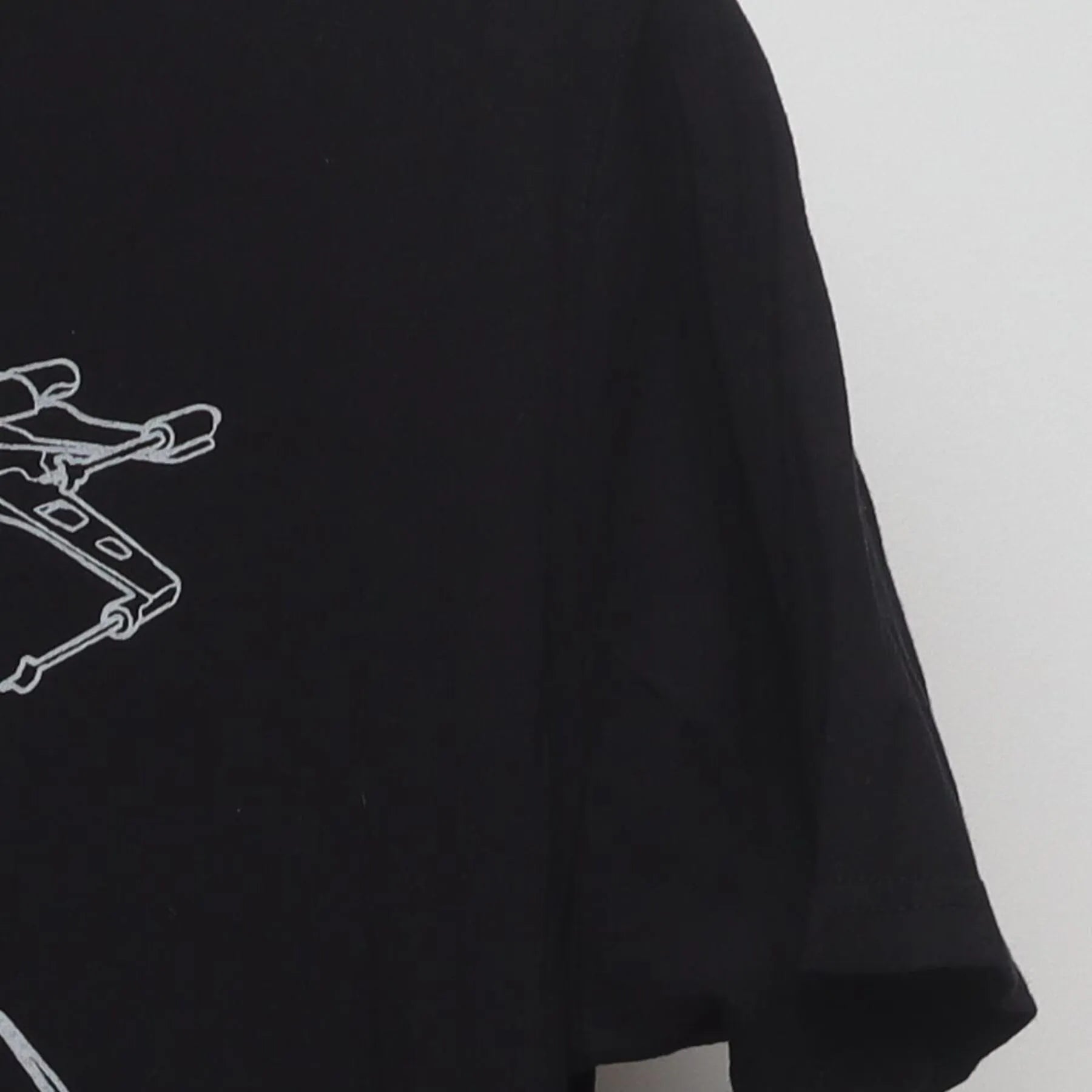 Close-up of the Right sleeve on the Vintage Y2K Star Wars "Starships Line Art" T-Shirt - L