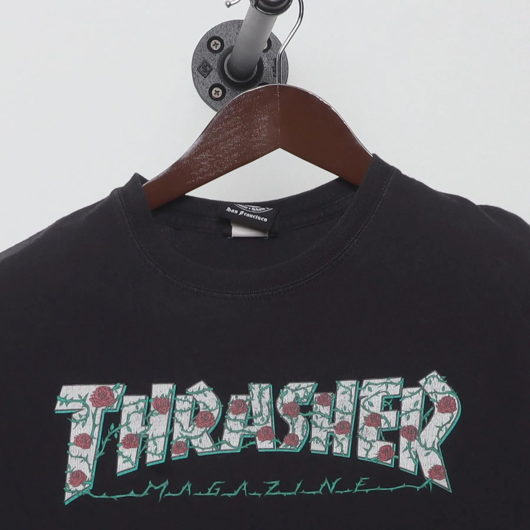 Close-up of the collar and tag on the Vintage Y2K Thrasher Magazine "Roses Logo" T-Shirt - XS