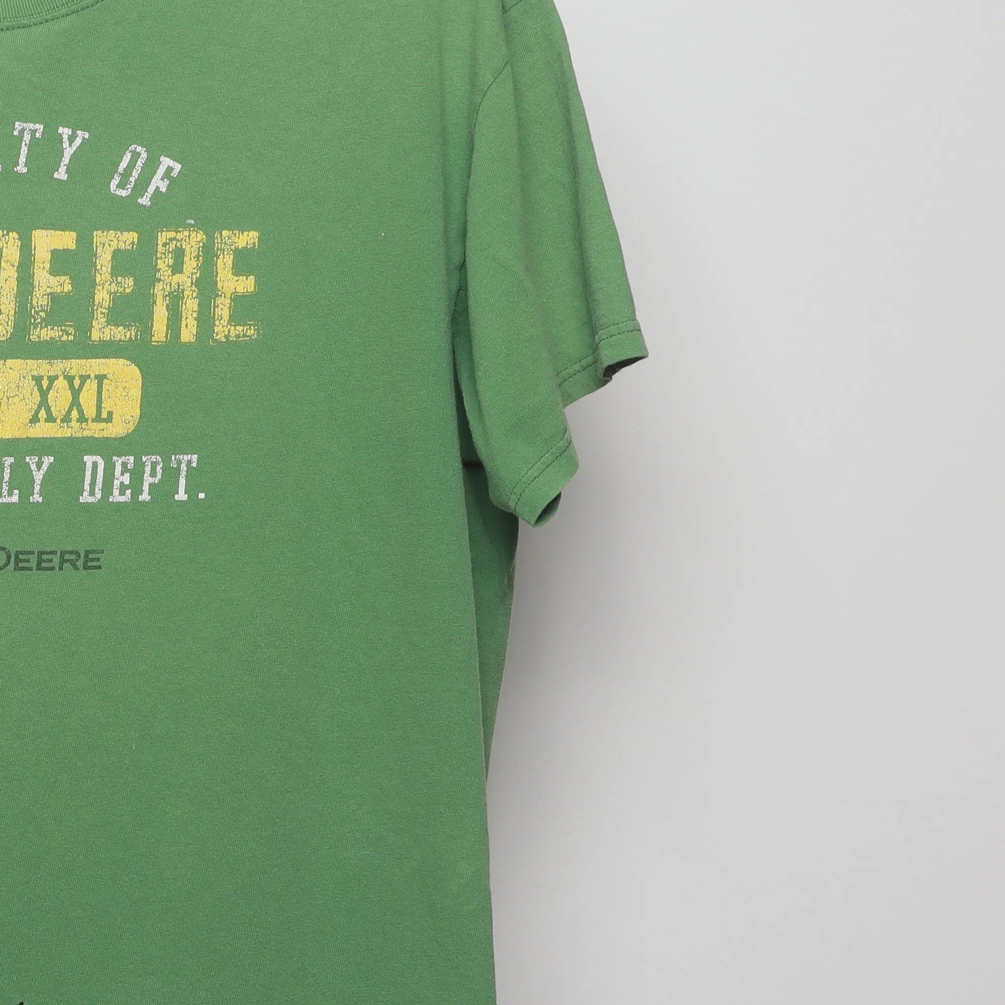 Close-up of the sleeve on the Vintage 00s John Deere Farm Supply Graphic T-Shirt L