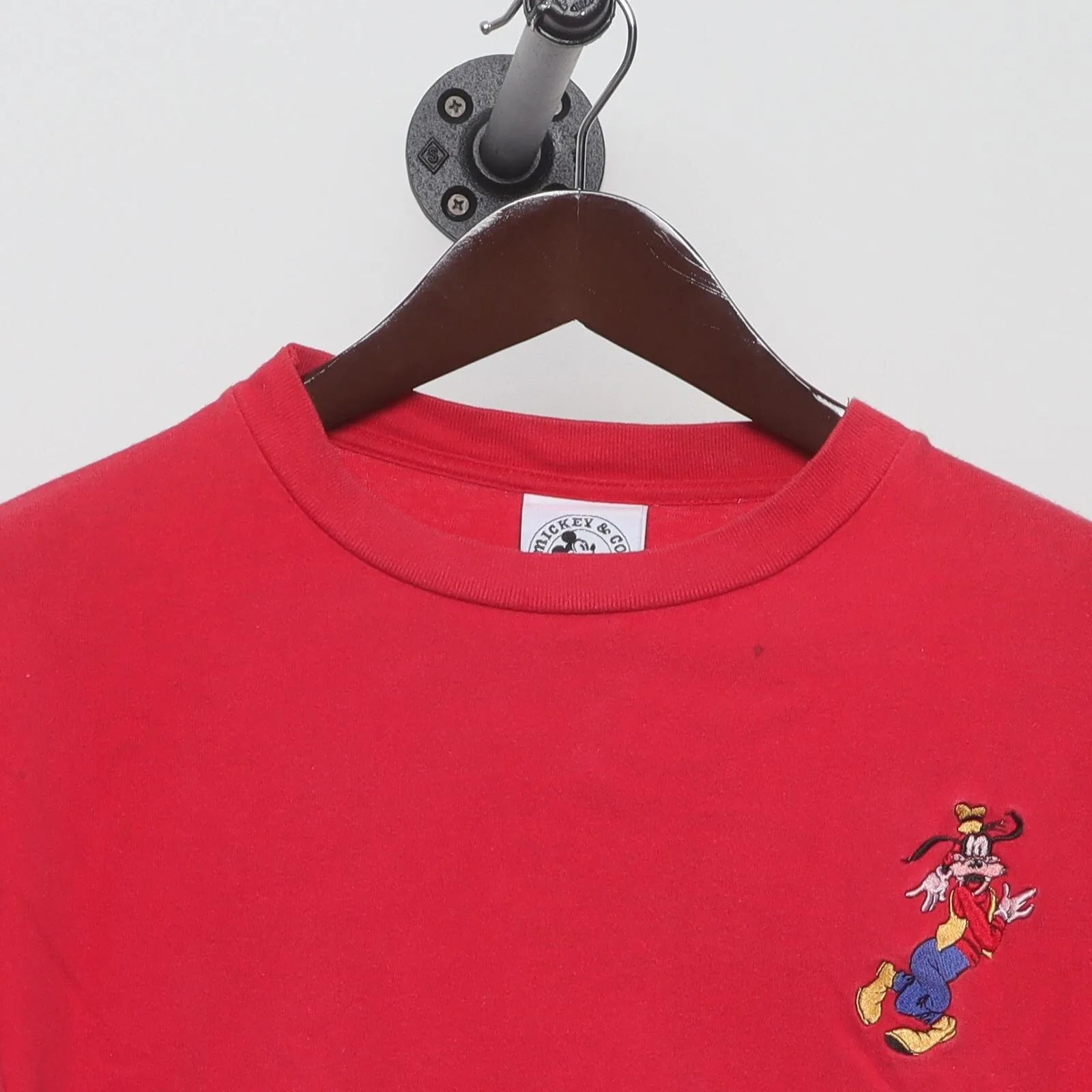 Close-up of the collar and tag on the Vintage 1990s Disney "Cowboy Goofy" T-Shirt - XL