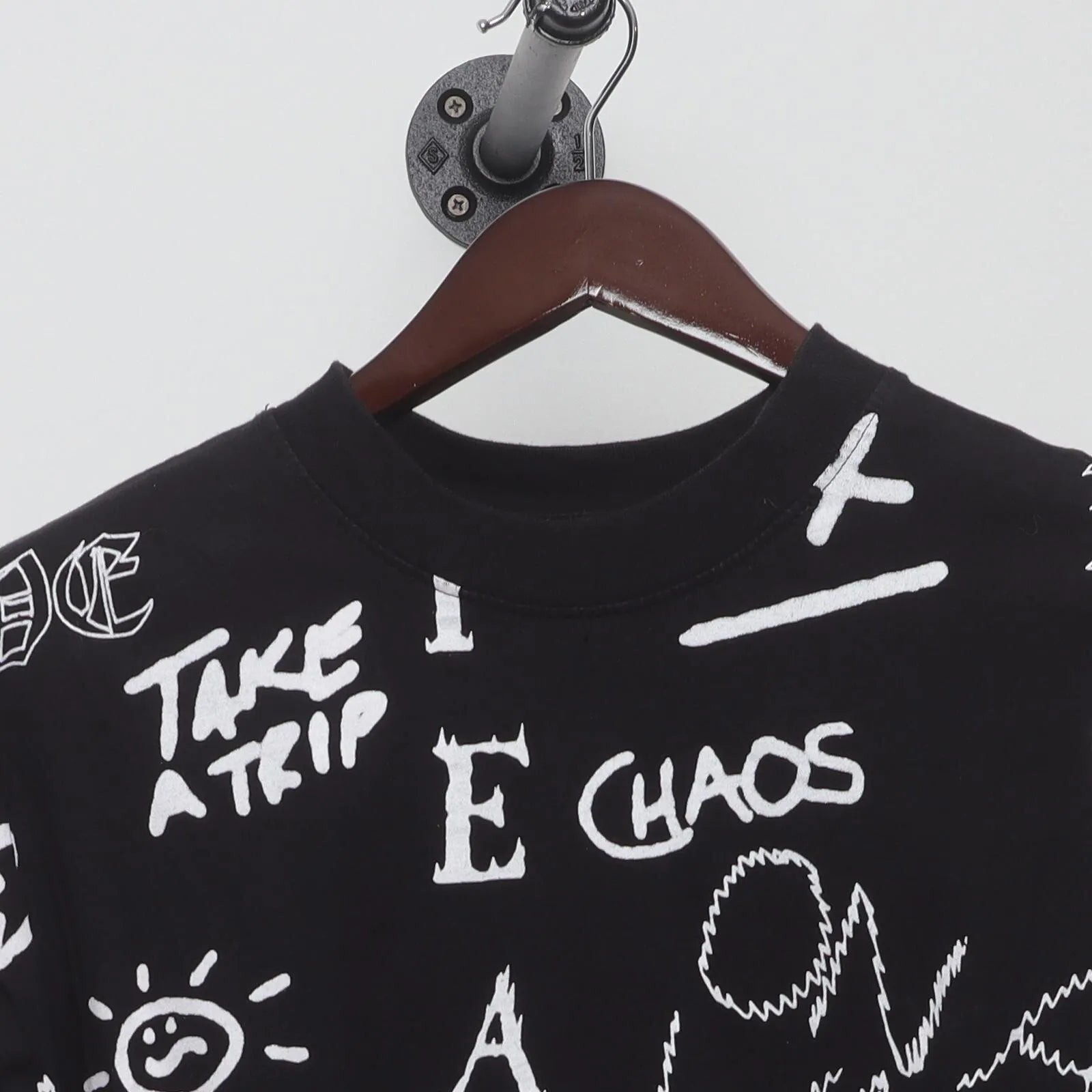 Close-up of the collar and tag on the Vintage 1990s Graffiti Art "Chaos & Peace" All Over Print T-Shirt - XXL