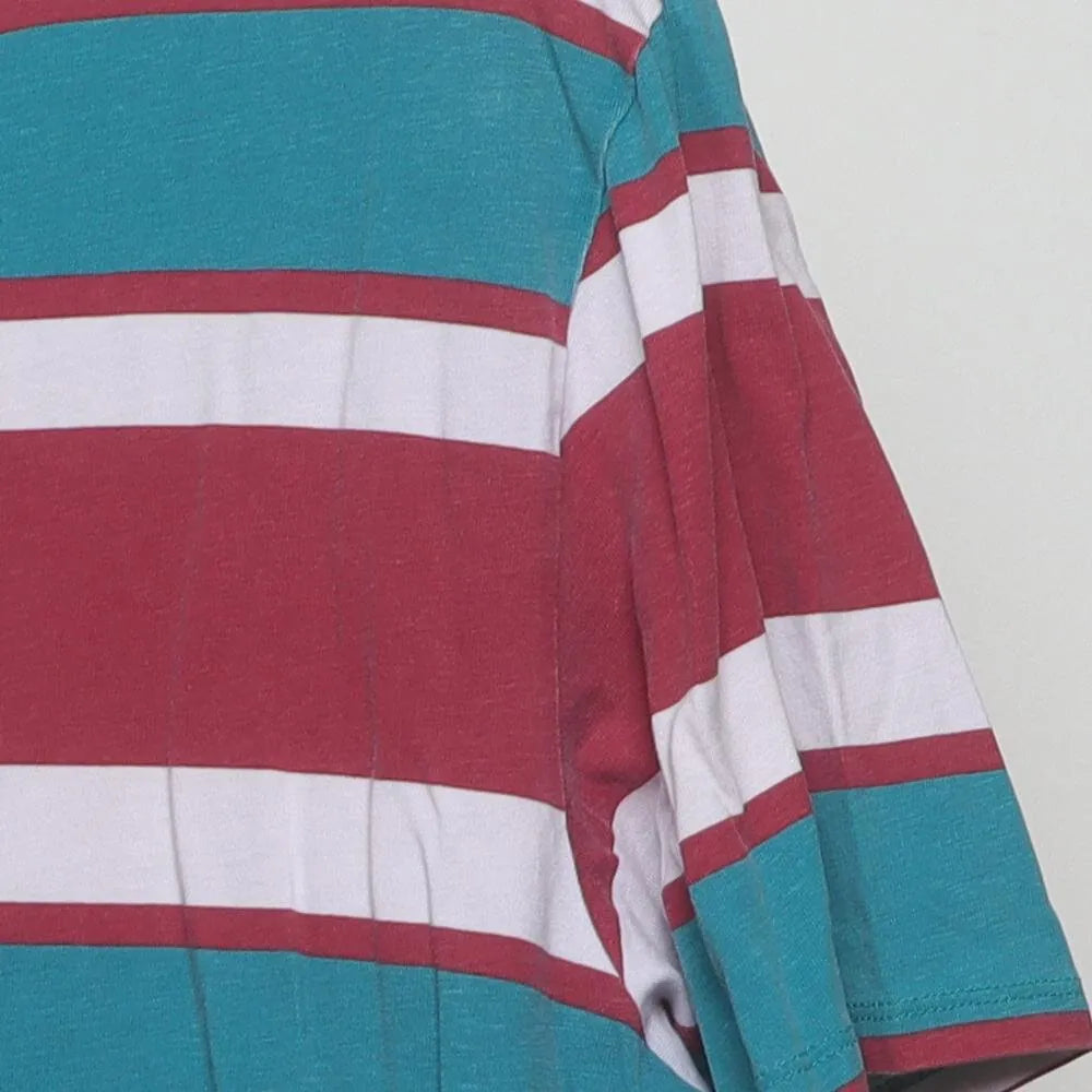 Close-up of the sleeve on the Vintage 1990s Guess "Striped Logo" T-Shirt - XL