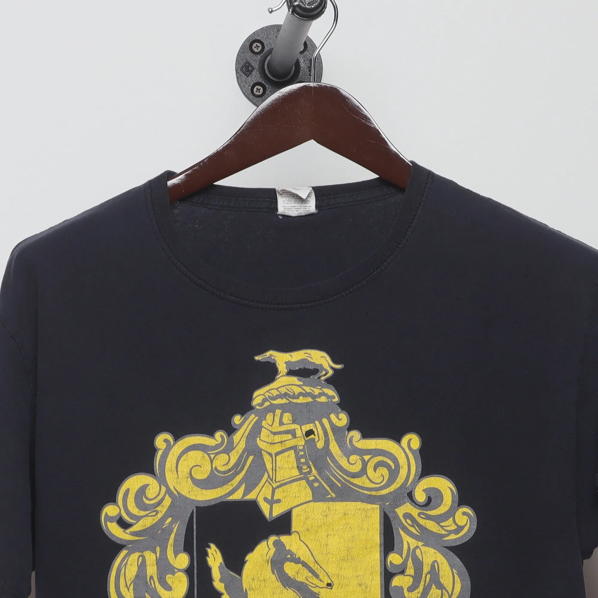 Close-up of the collar and tag on the Vintage 2000s Harry Potter Hufflepuff Crest T-Shirt L