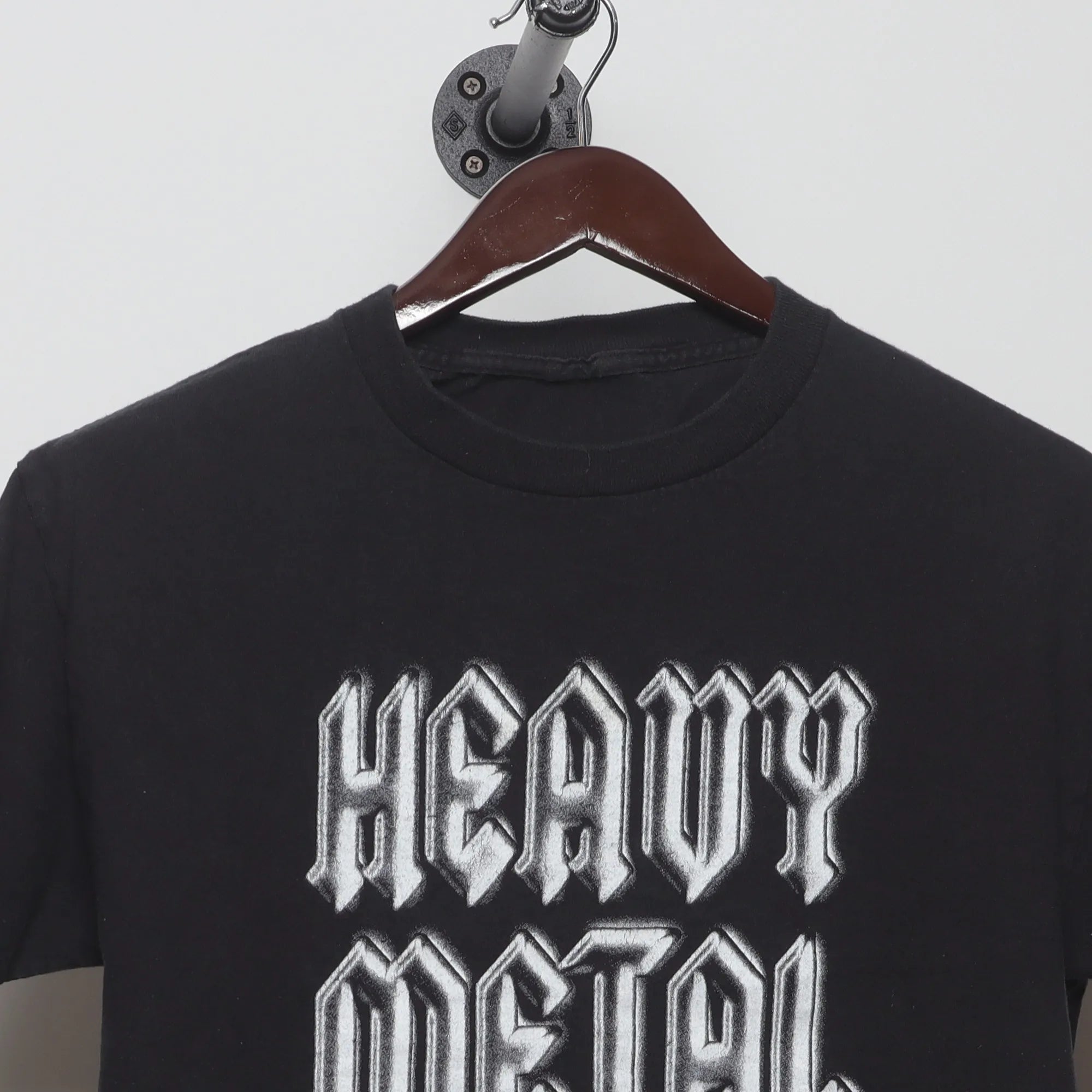 Close-up of the collar and tag on the Vintage 2000s Heavy Metal Graphic T-Shirt M