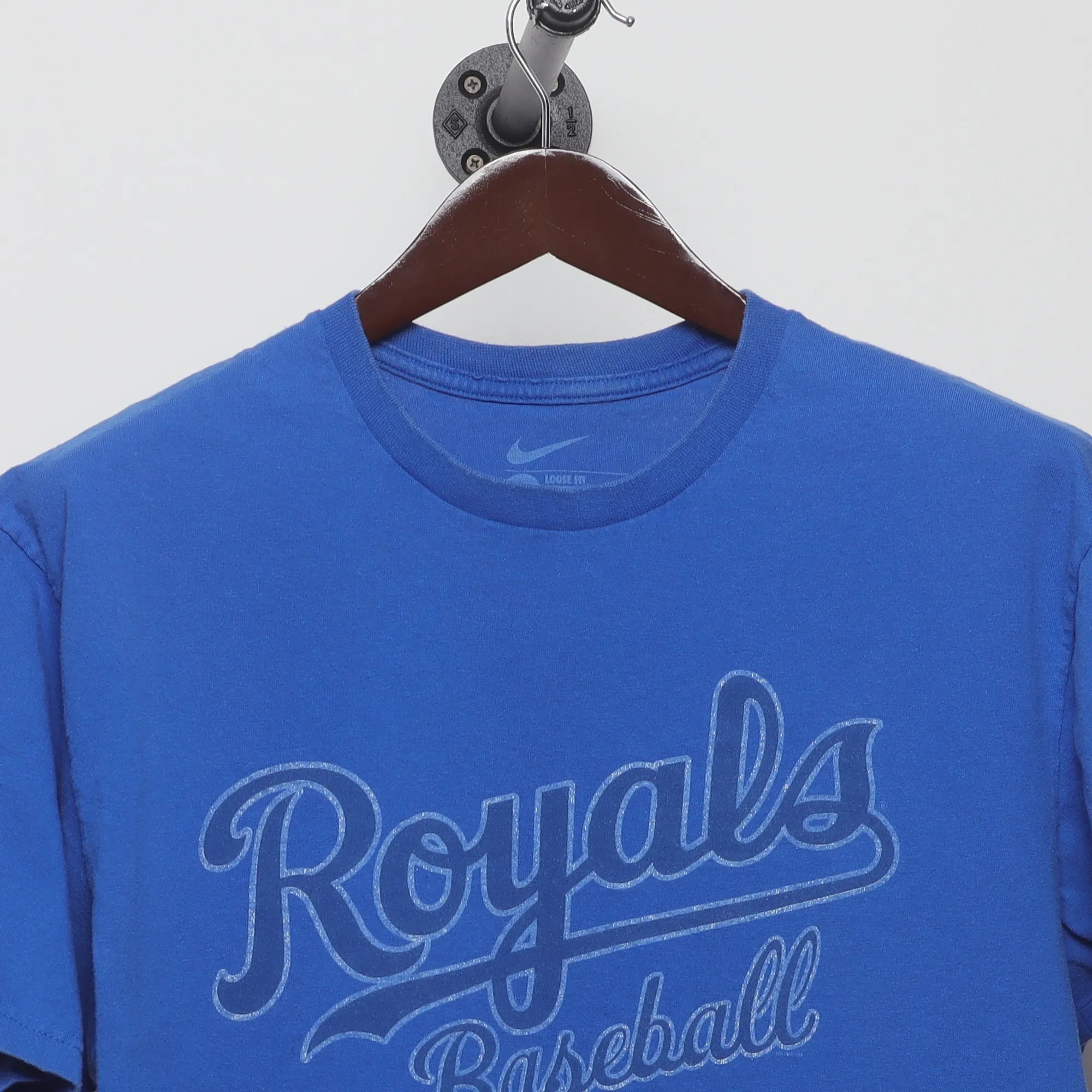 Close-up of the collar and tag on the Vintage 2000s Nike KC Royals Team Graphic T-Shirt L