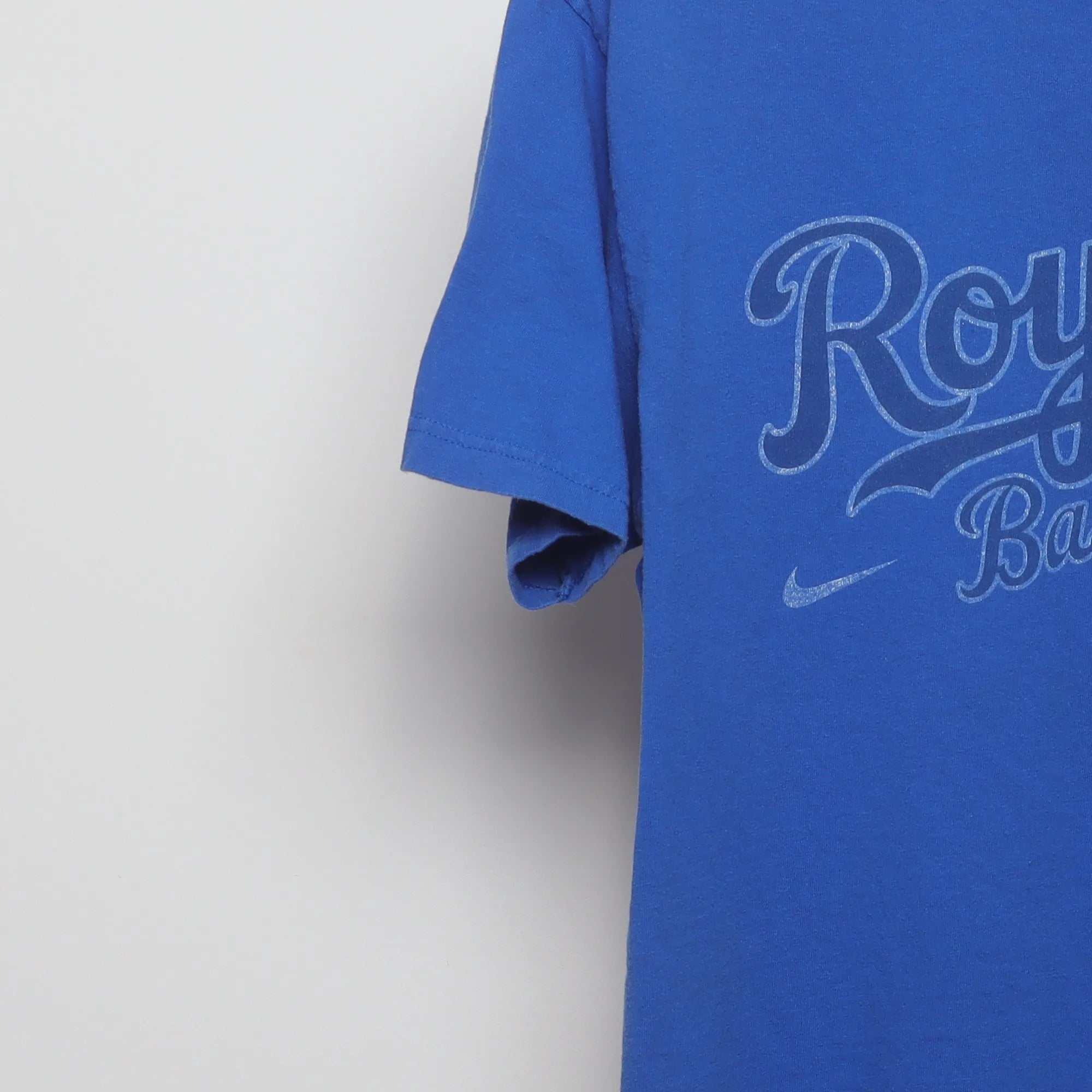 Close-up of the sleeve on the Vintage 2000s Nike KC Royals Team Graphic T-Shirt L