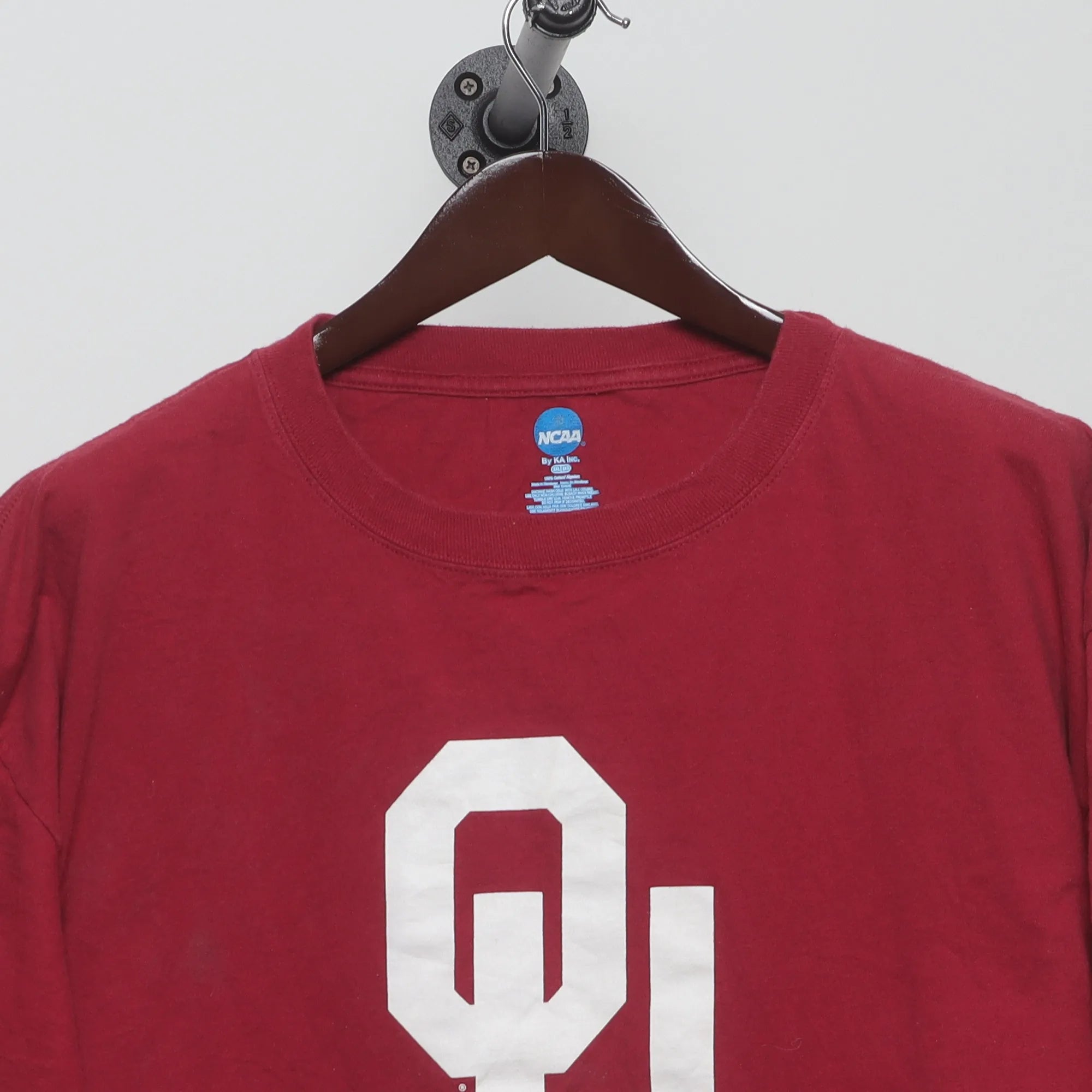 Close-up of the collar and tag on the Vintage 2000s Oklahoma Sooners OU Logo T-Shirt XL