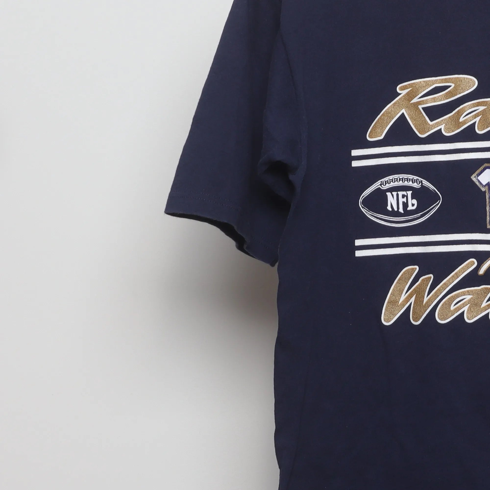 Close-up of the sleeve on the Vintage 2000s St. Louis Rams Kurt Warner T-Shirt M