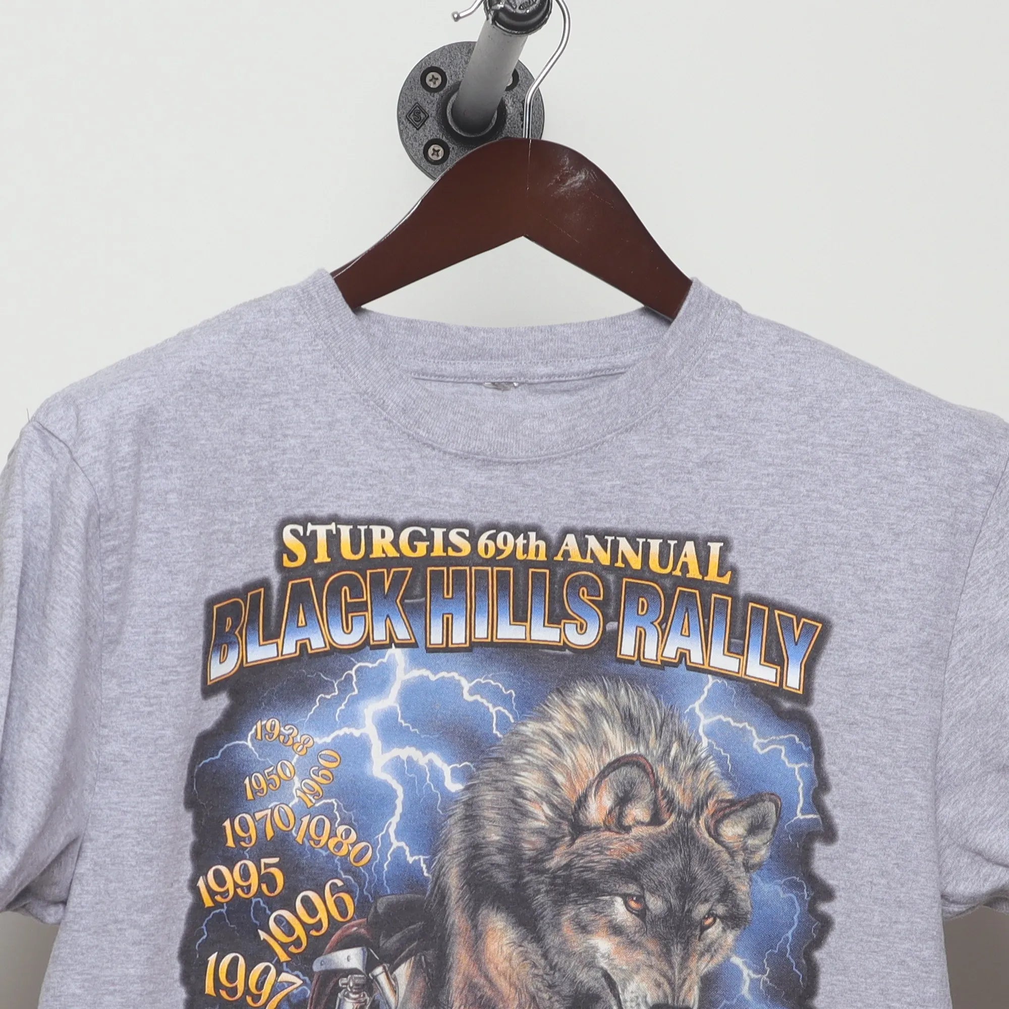 Close-up of the collar and tag on the Vintage 2000s Sturgis Wolf Biker Rally T-Shirt M
