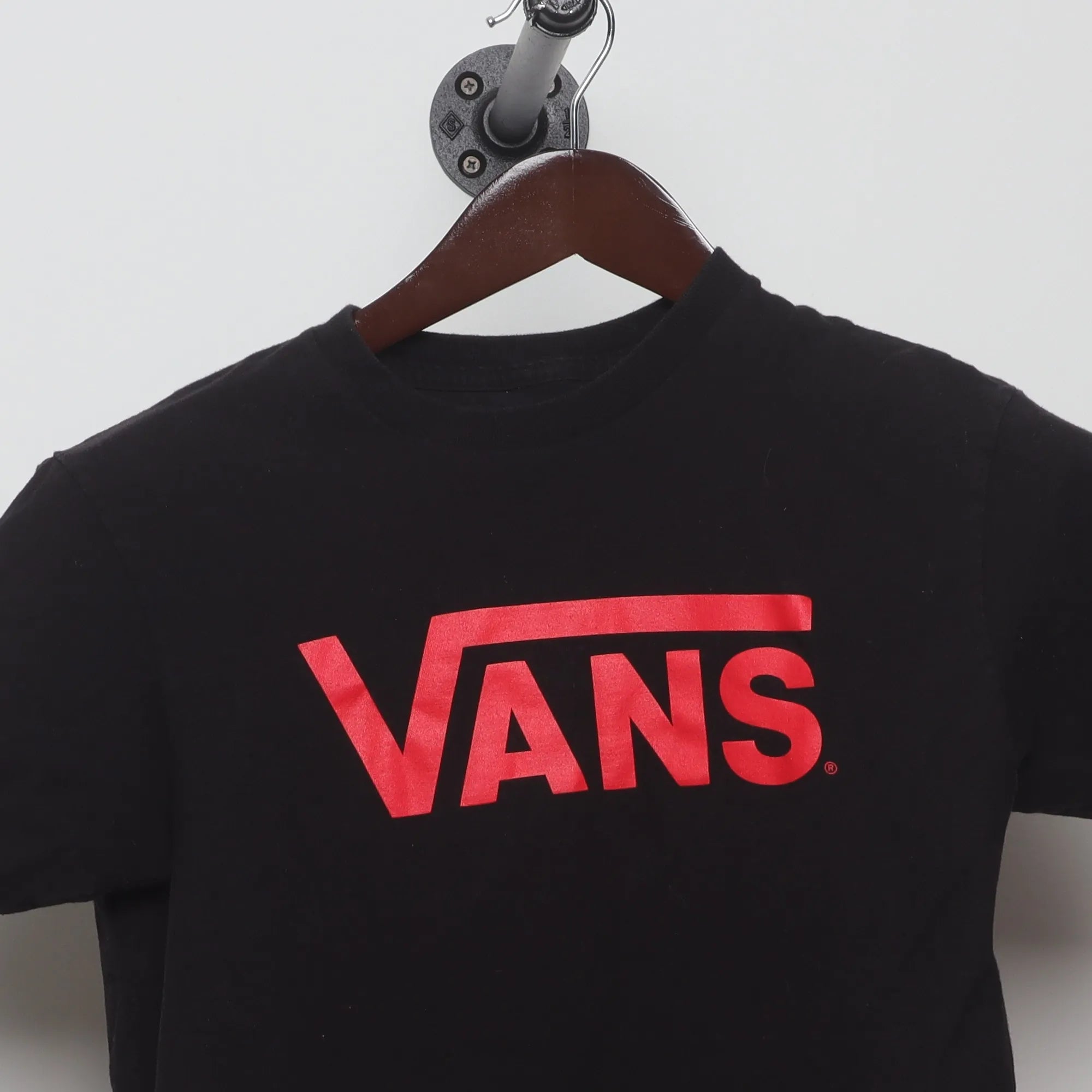 Close-up of the collar and tag on the Vintage 2000s Vans Classic Logo Skate T-Shirt S