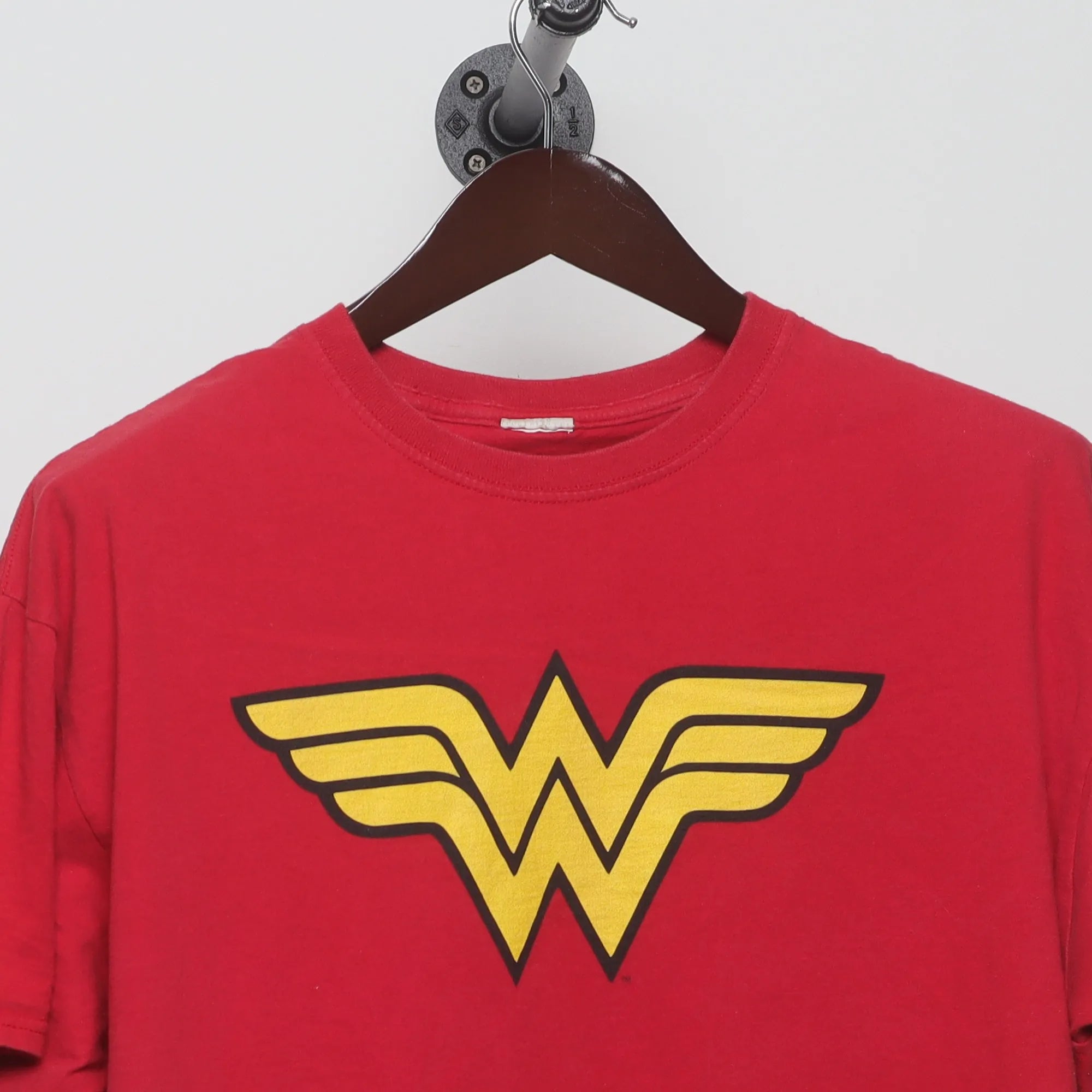 Close-up of the collar and tag on the Vintage 2000s Wonder Woman Classic Logo T-Shirt L