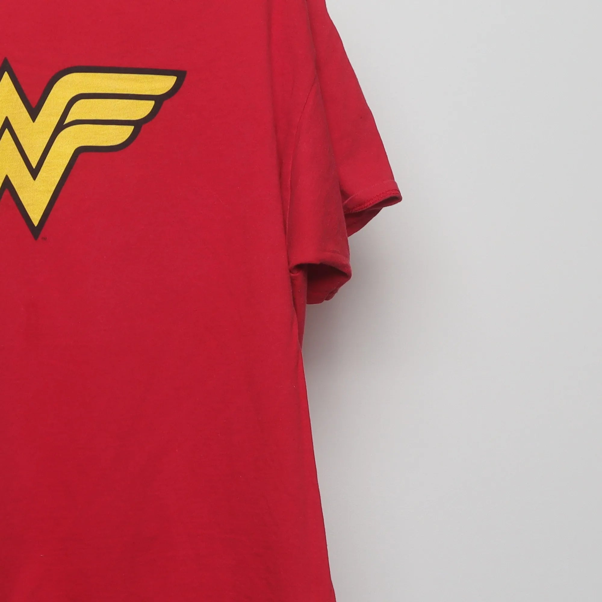 Close-up of the sleeve on the Vintage 2000s Wonder Woman Classic Logo T-Shirt L