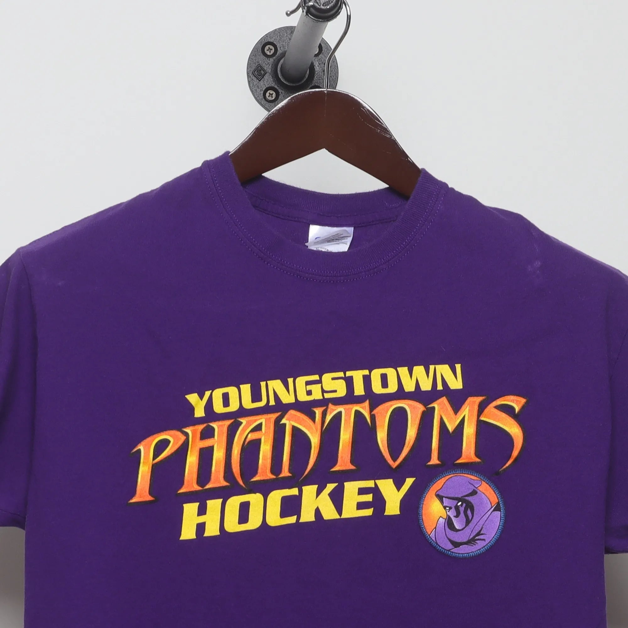 Close-up of the collar and tag on the Vintage 2000s Youngstown Phantoms Hockey T-Shirt S
