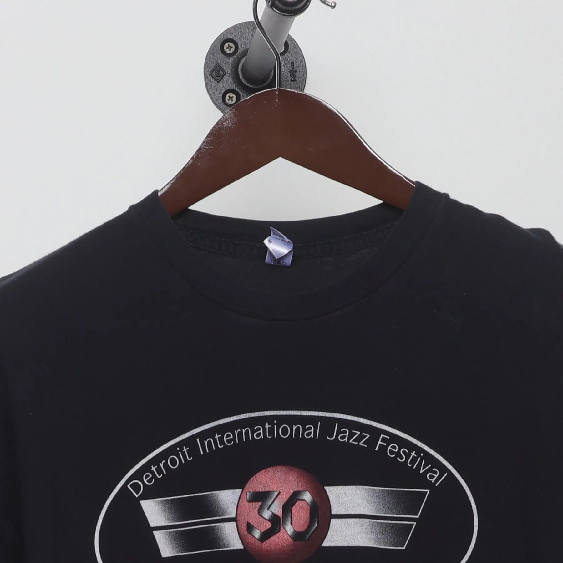 Close-up of the collar and tag on the Vintage 2000s Detroit International Jazz Festival "30th Anniversary" T-Shirt - M