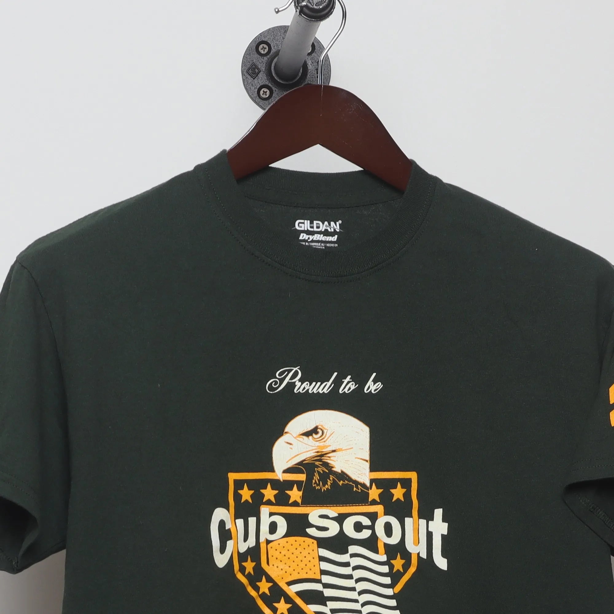 Close-up of the collar and tag on the Vintage 2010s Cub Scout Pack 4020 Graphic T-Shirt L
