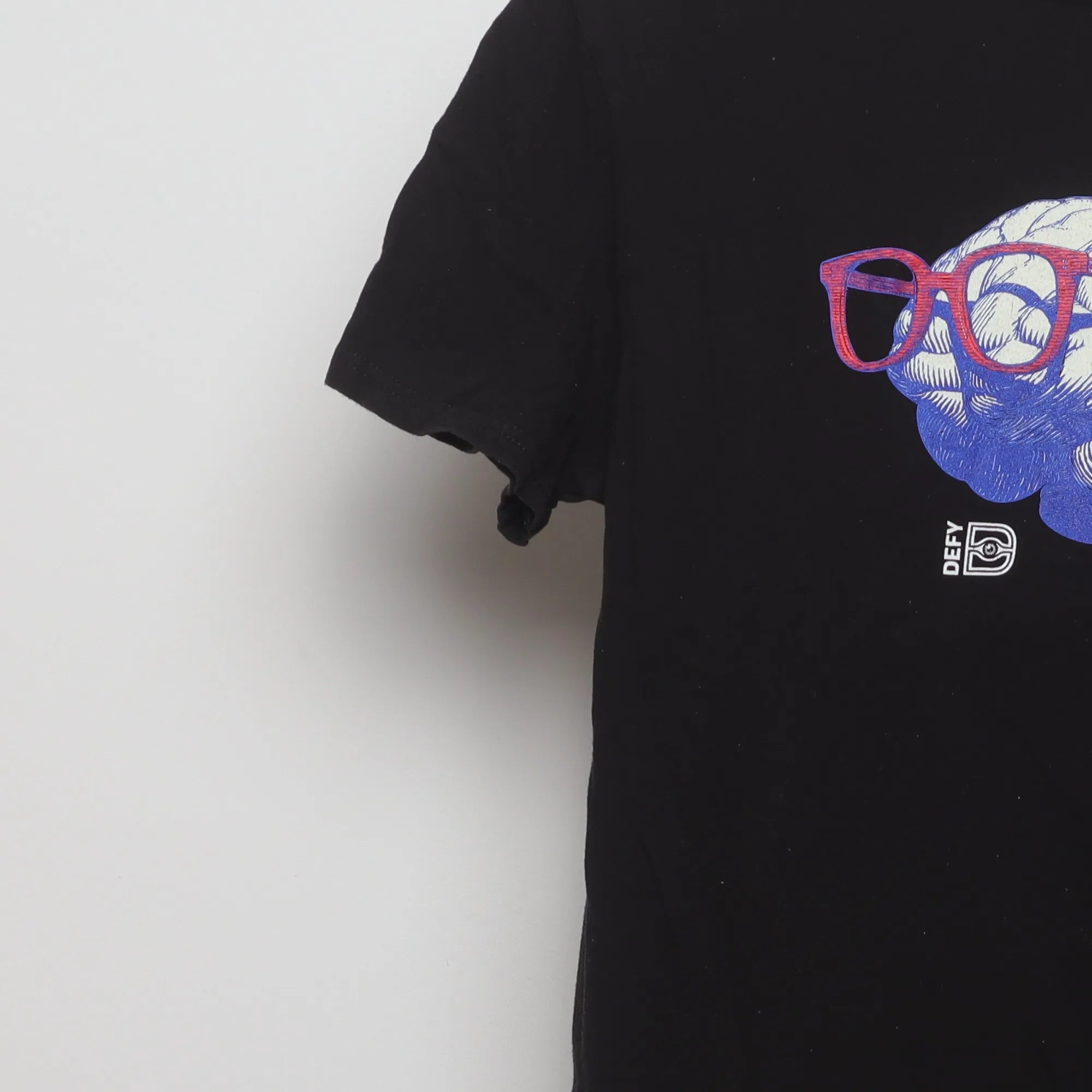 Close-up of the sleeve on the Vintage 2010s Defy Brain Glasses Graphic T-Shirt M