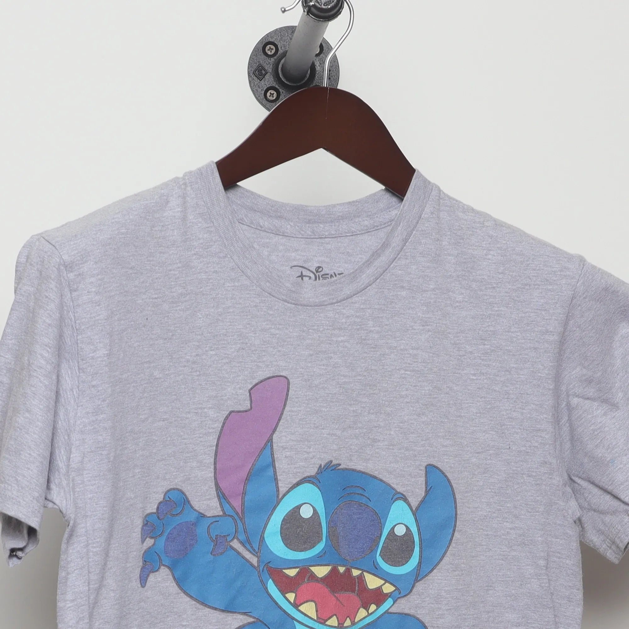 Close-up of the collar and tag on the Vintage 2010s Disney Stitch Graphic T-Shirt S