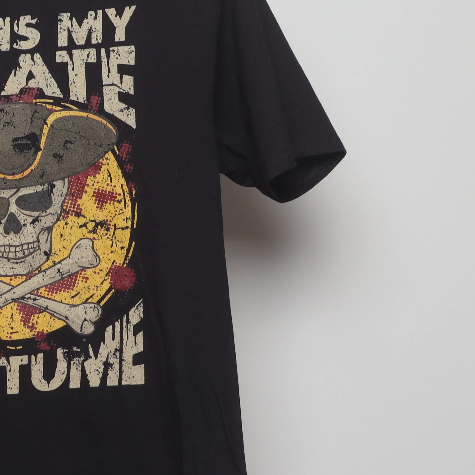 Close-up of the sleeve on the Vintage 2010s Funny Pirate Skull T-Shirt M