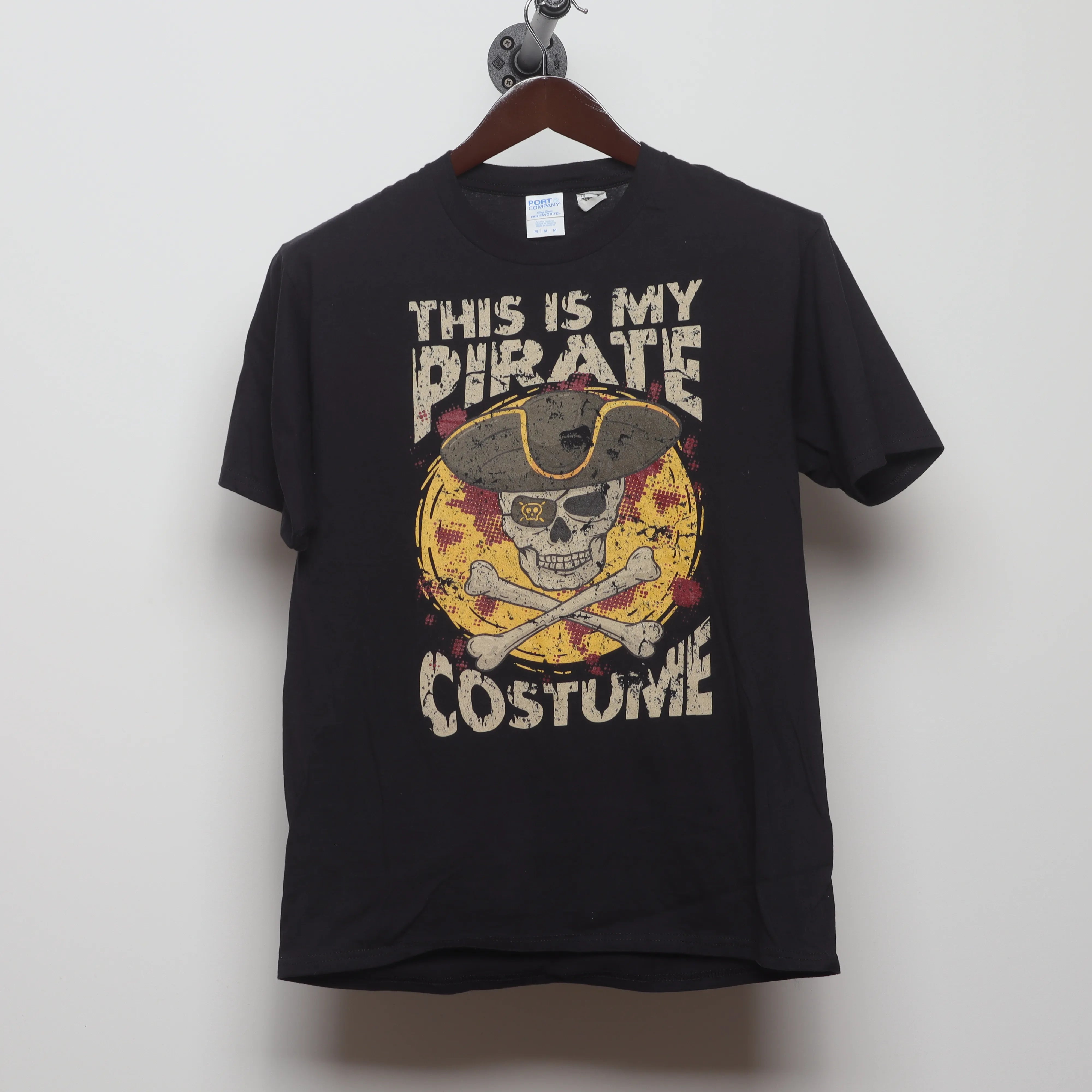 Front view of Vintage 2010s Funny Pirate Skull T-Shirt M