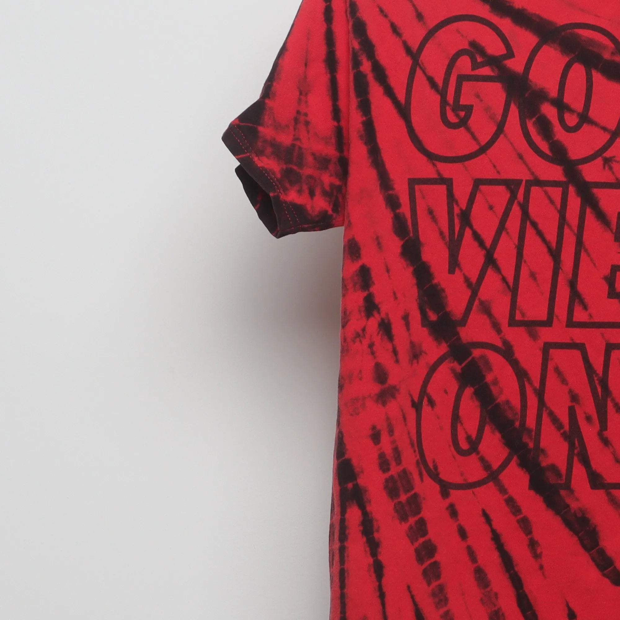 Close-up of the sleeve on the Vintage 2010s Good Vibes Only Tie-Dye T-Shirt M