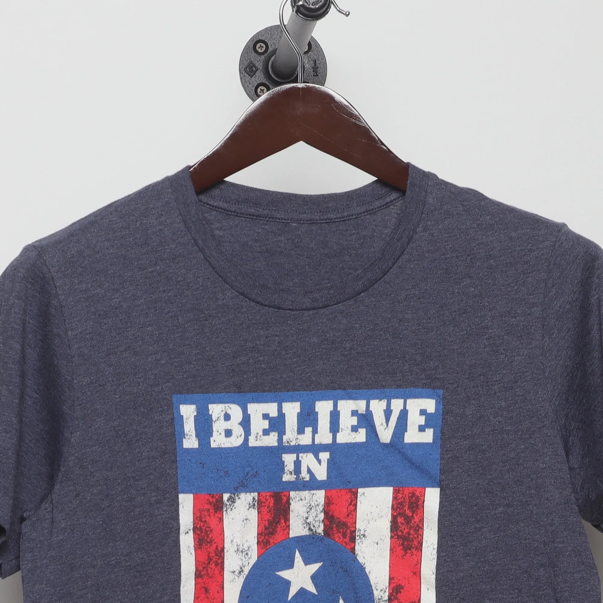 Close-up of the collar and tag on the Vintage 2010s I Believe In Nashville Graphic T-Shirt M