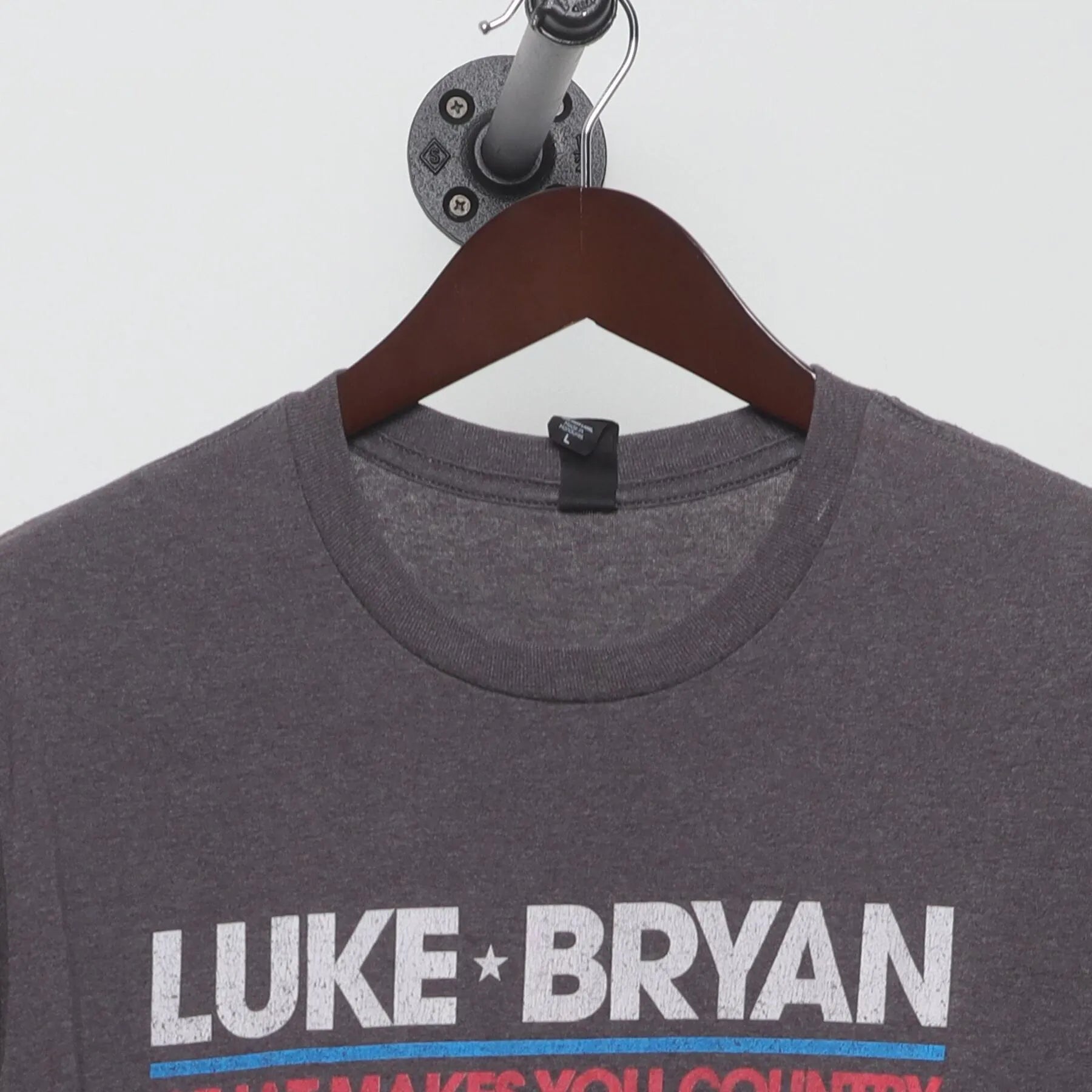 Close-up of the collar and tag on the Vintage 2010s Luke Bryan "What Makes You Country Tour 2018" T-Shirt - M