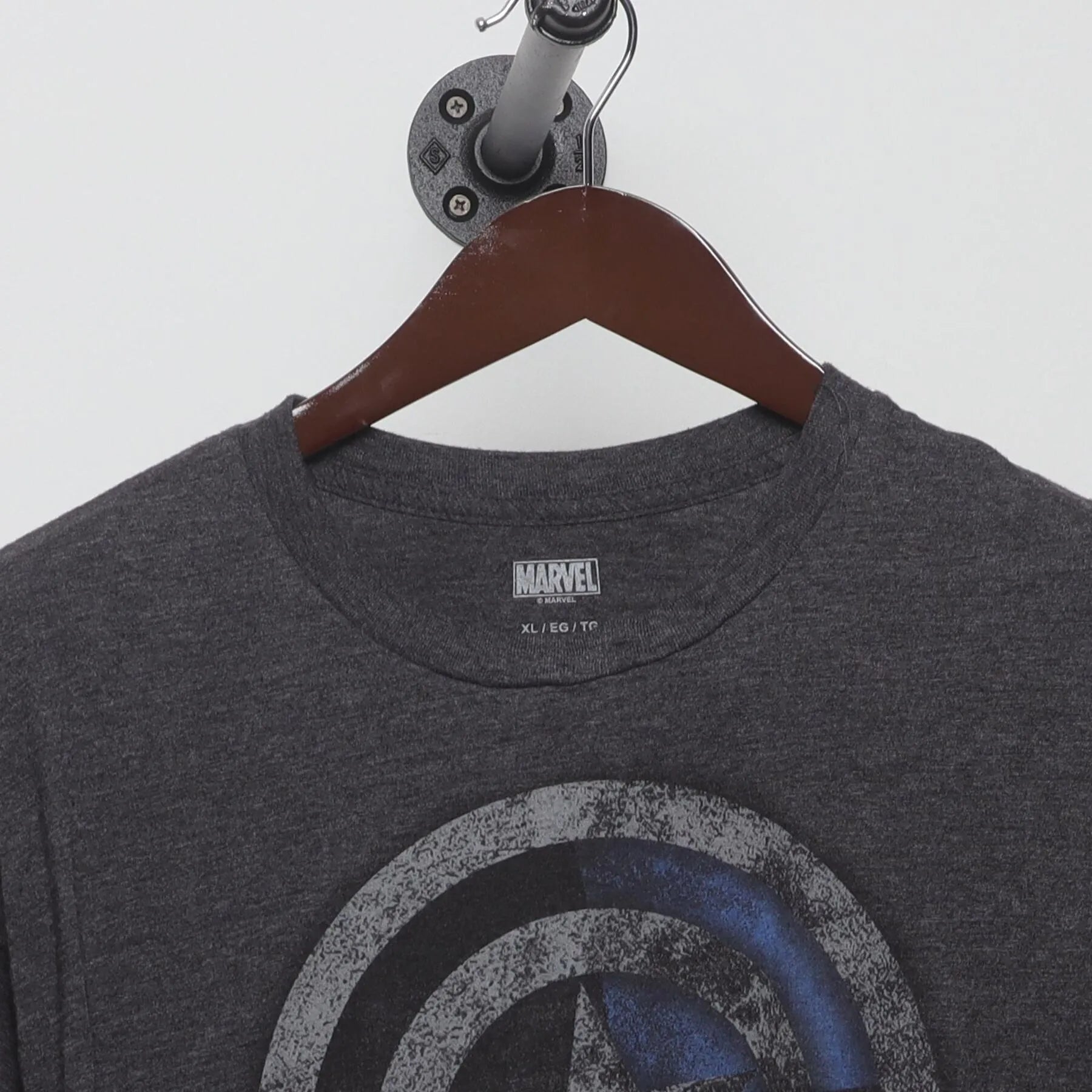 Close-up of the collar and tag on the Vintage 2010s Marvel "Captain America Shield" T-Shirt - L