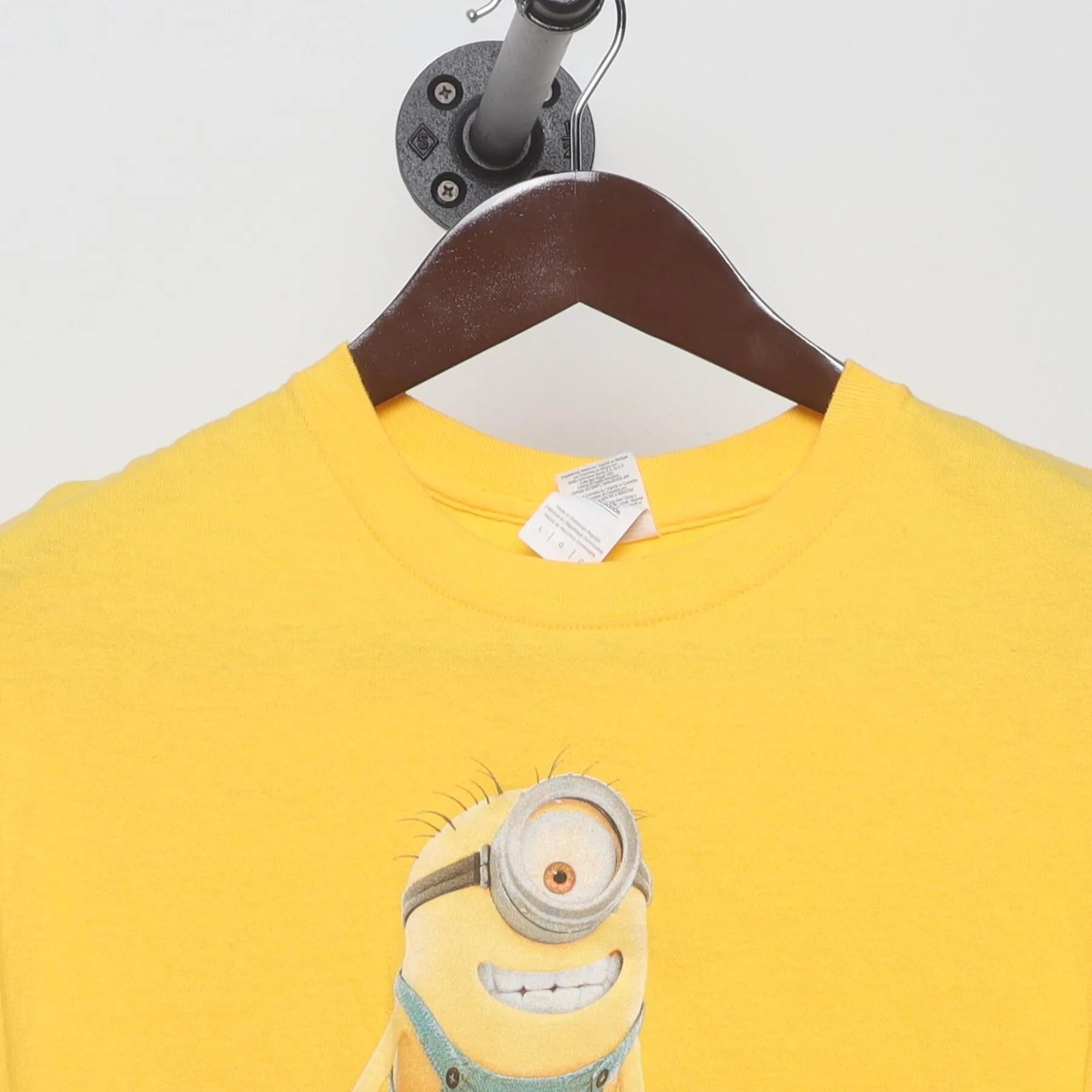 Close-up of the collar and tag on the Vintage 2010s Despicable Me "Minions Pile" T-Shirt - S